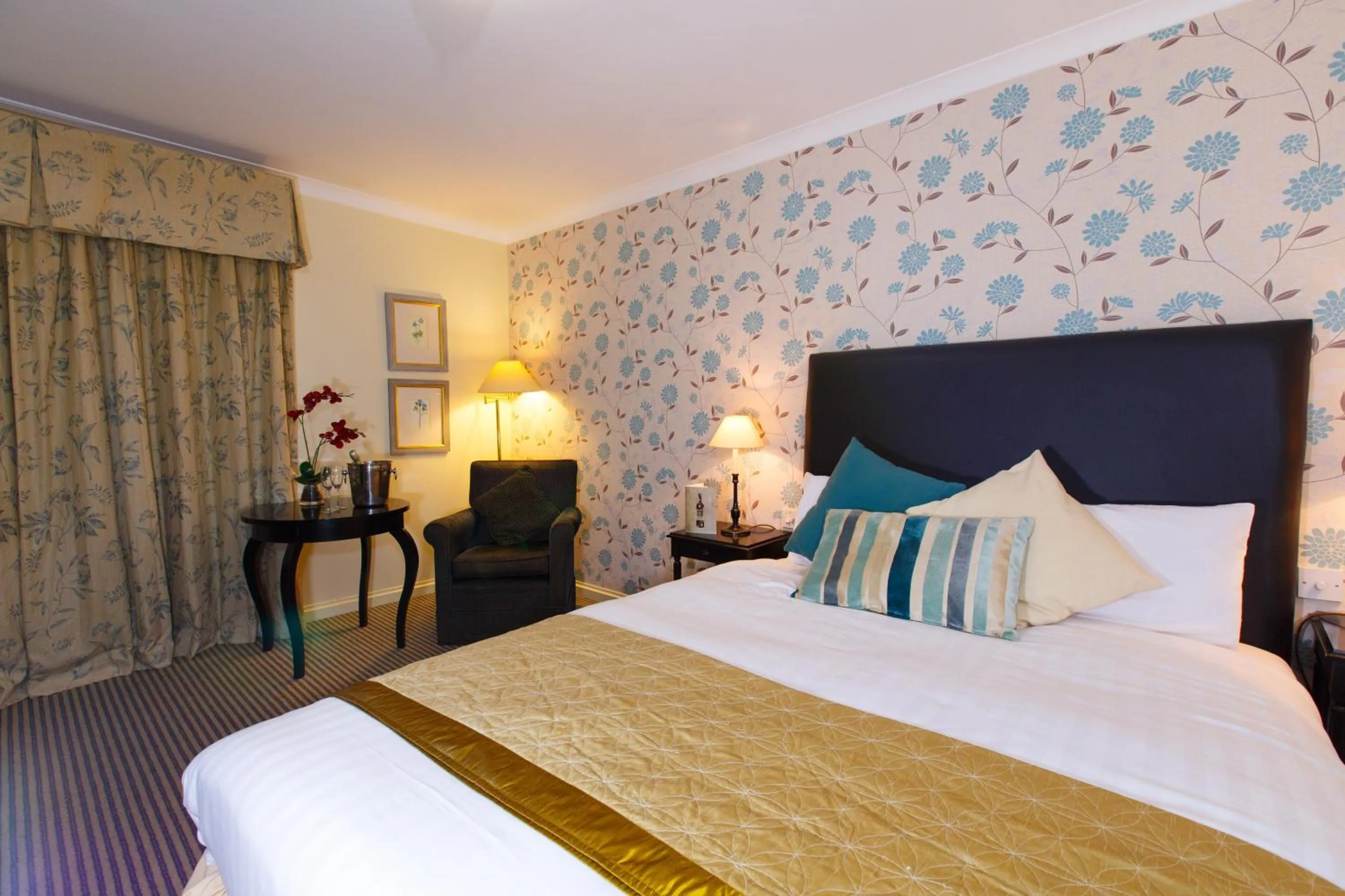 Bed in Kingston Lodge Hotel