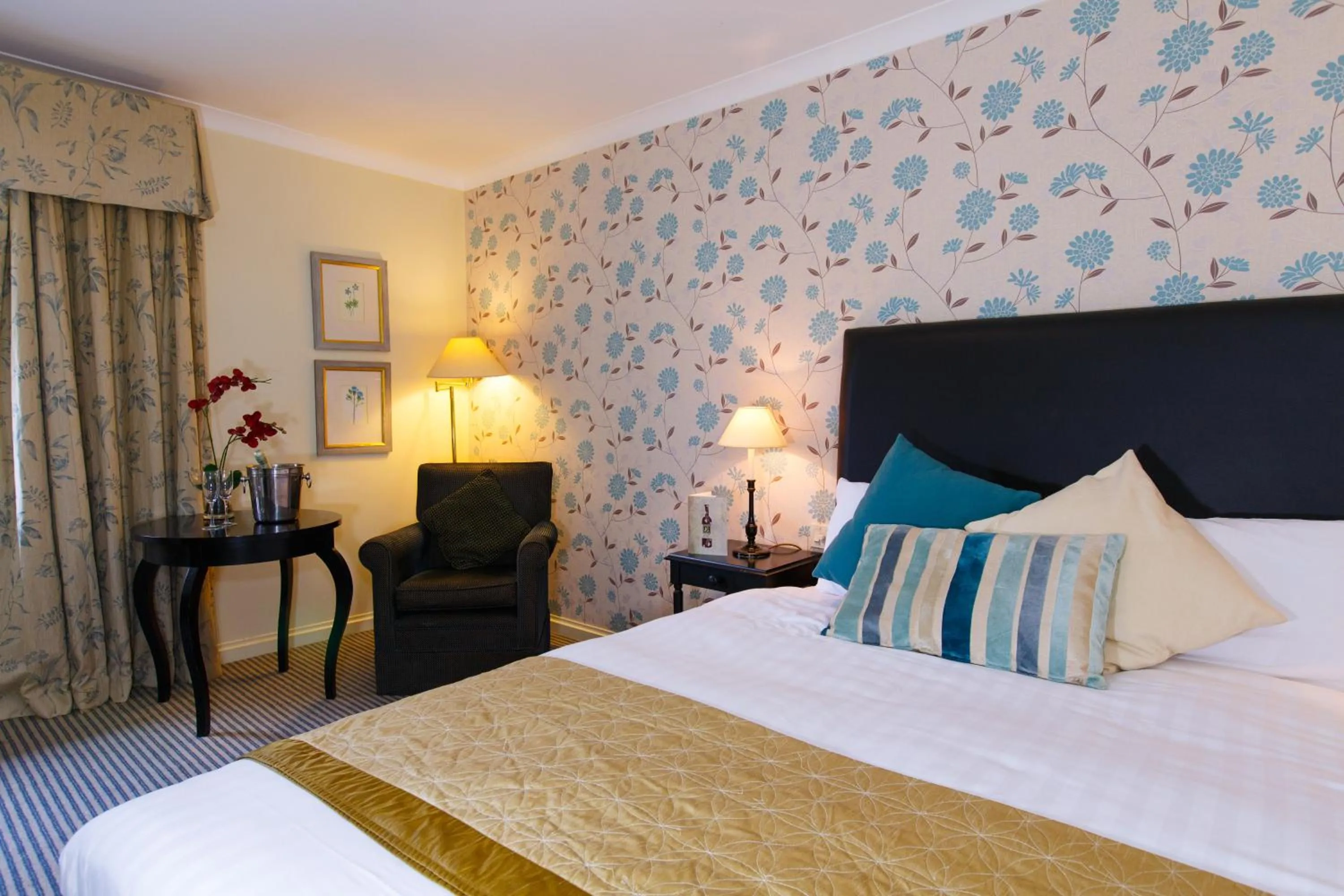 Bed in Kingston Lodge Hotel