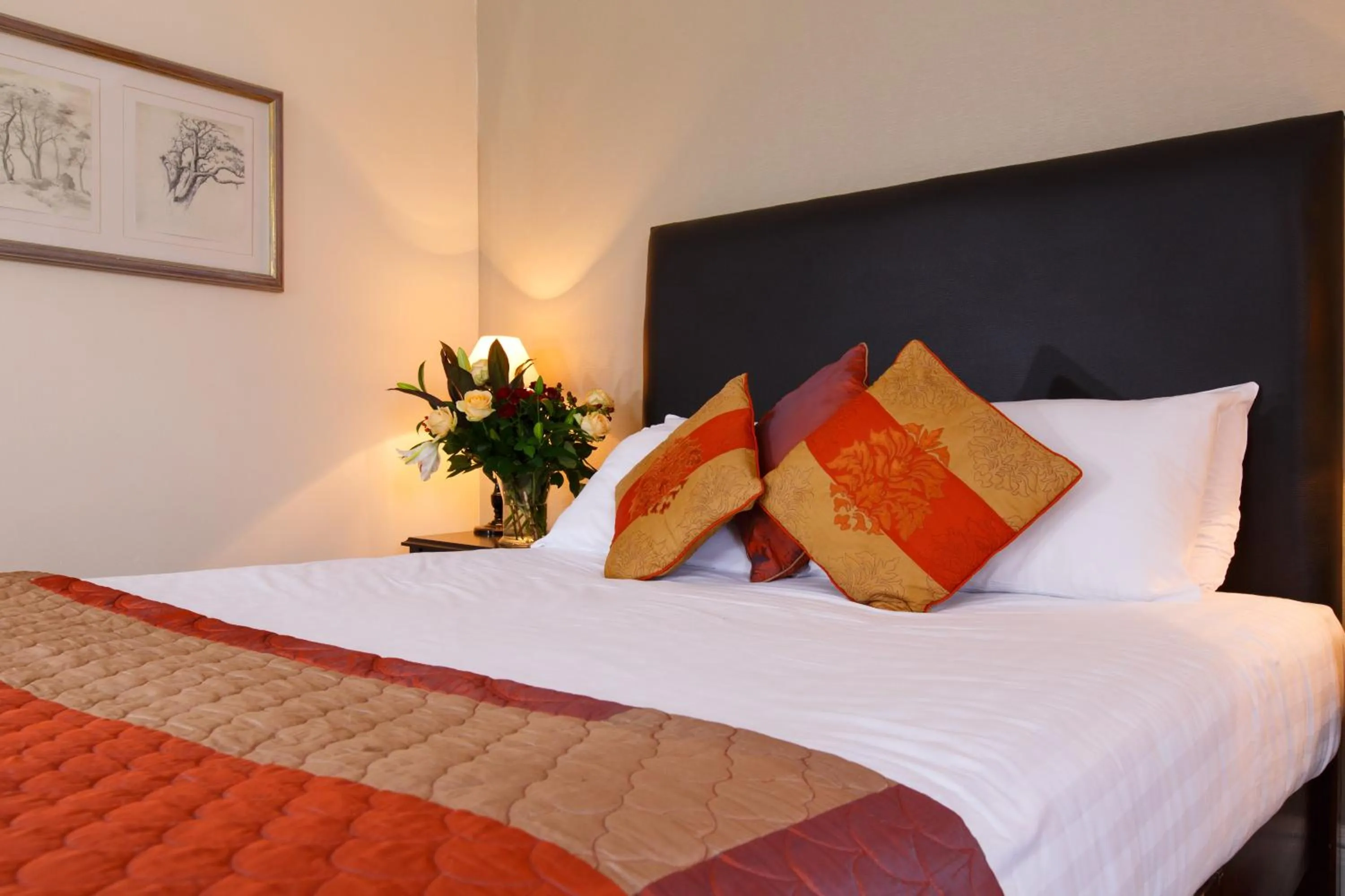 Bed in Kingston Lodge Hotel