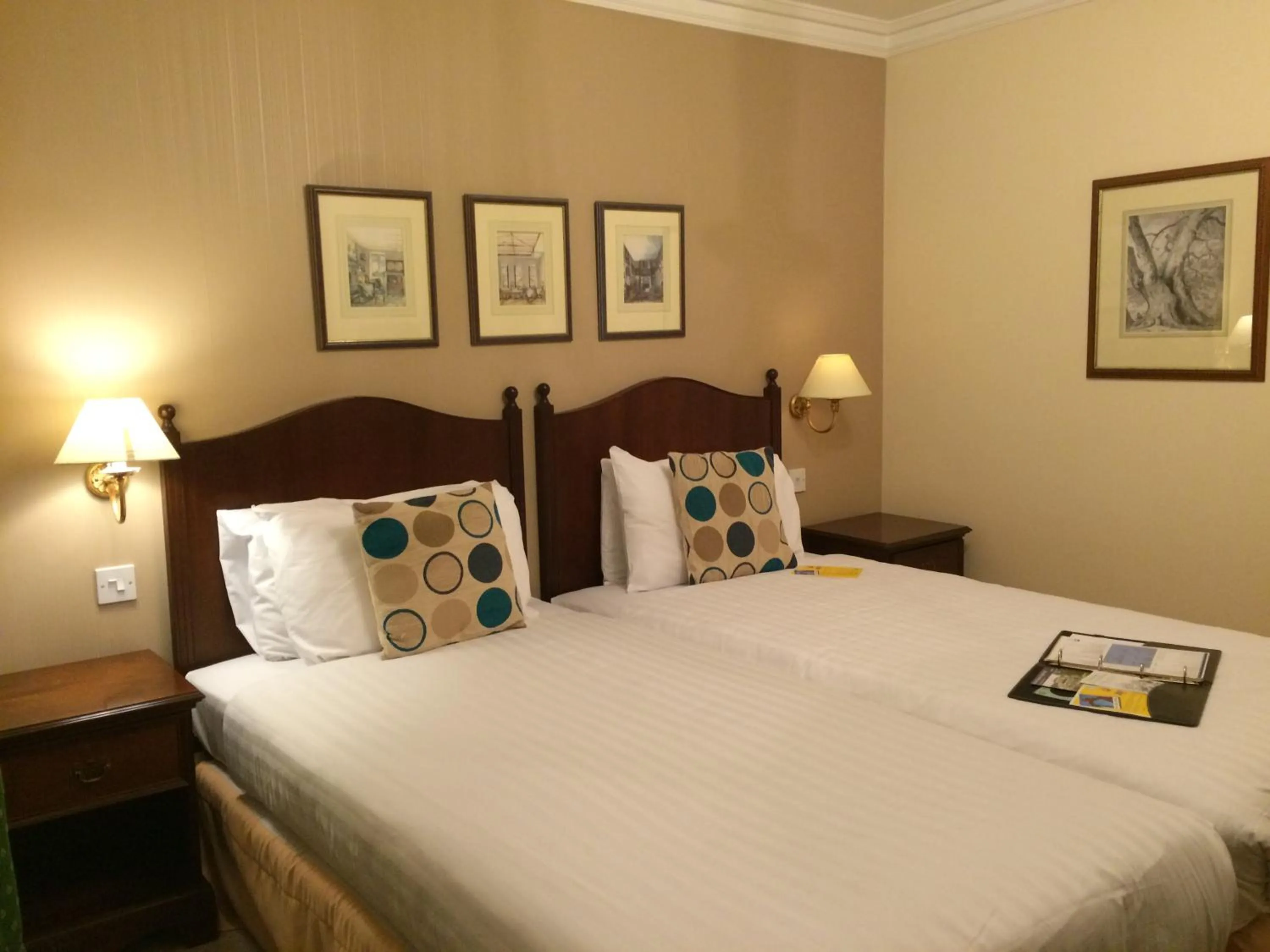 Bed in Kingston Lodge Hotel