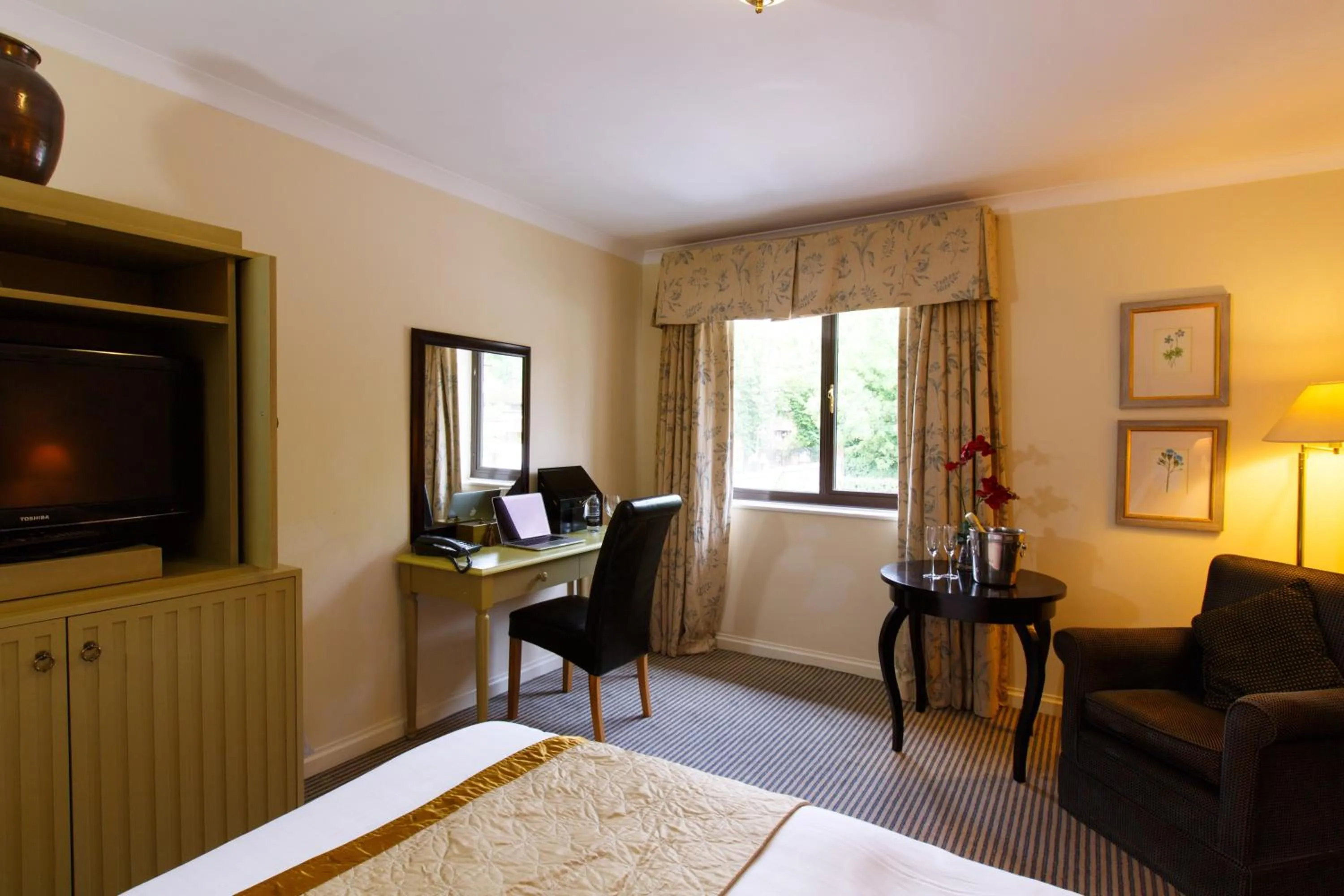 TV and multimedia, TV/Entertainment Center in Kingston Lodge Hotel