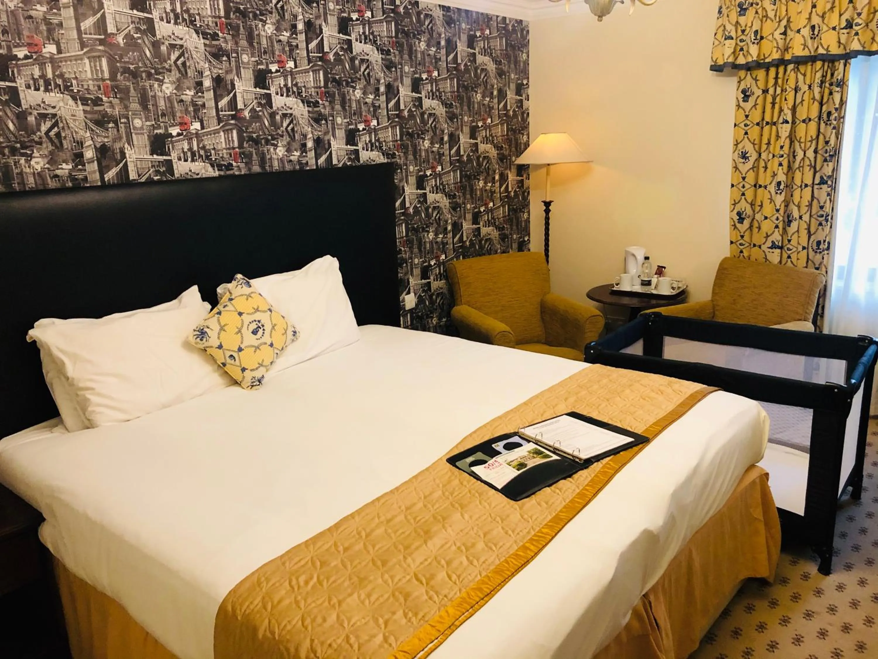 Bed in Kingston Lodge Hotel