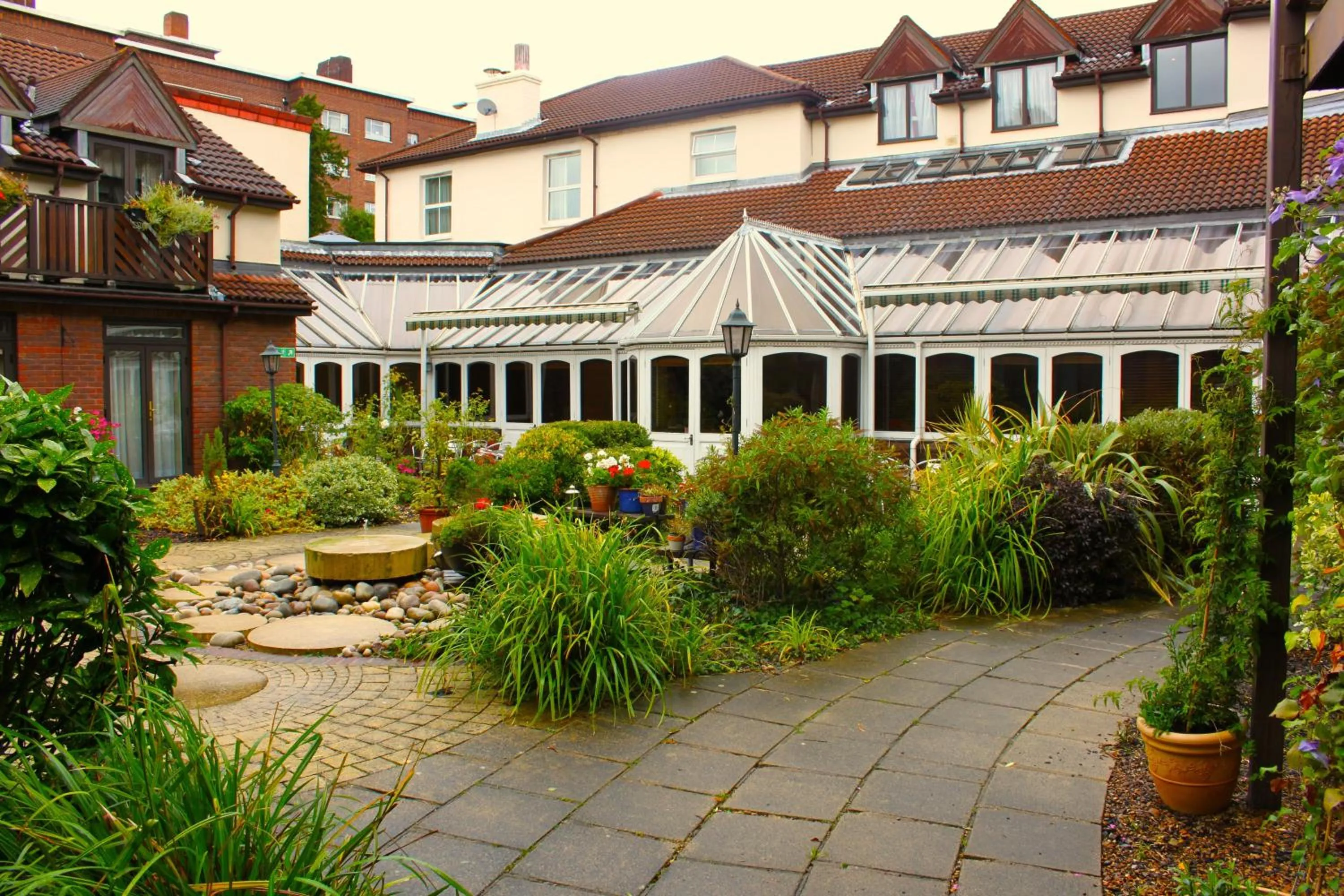 Garden, Property Building in Kingston Lodge Hotel