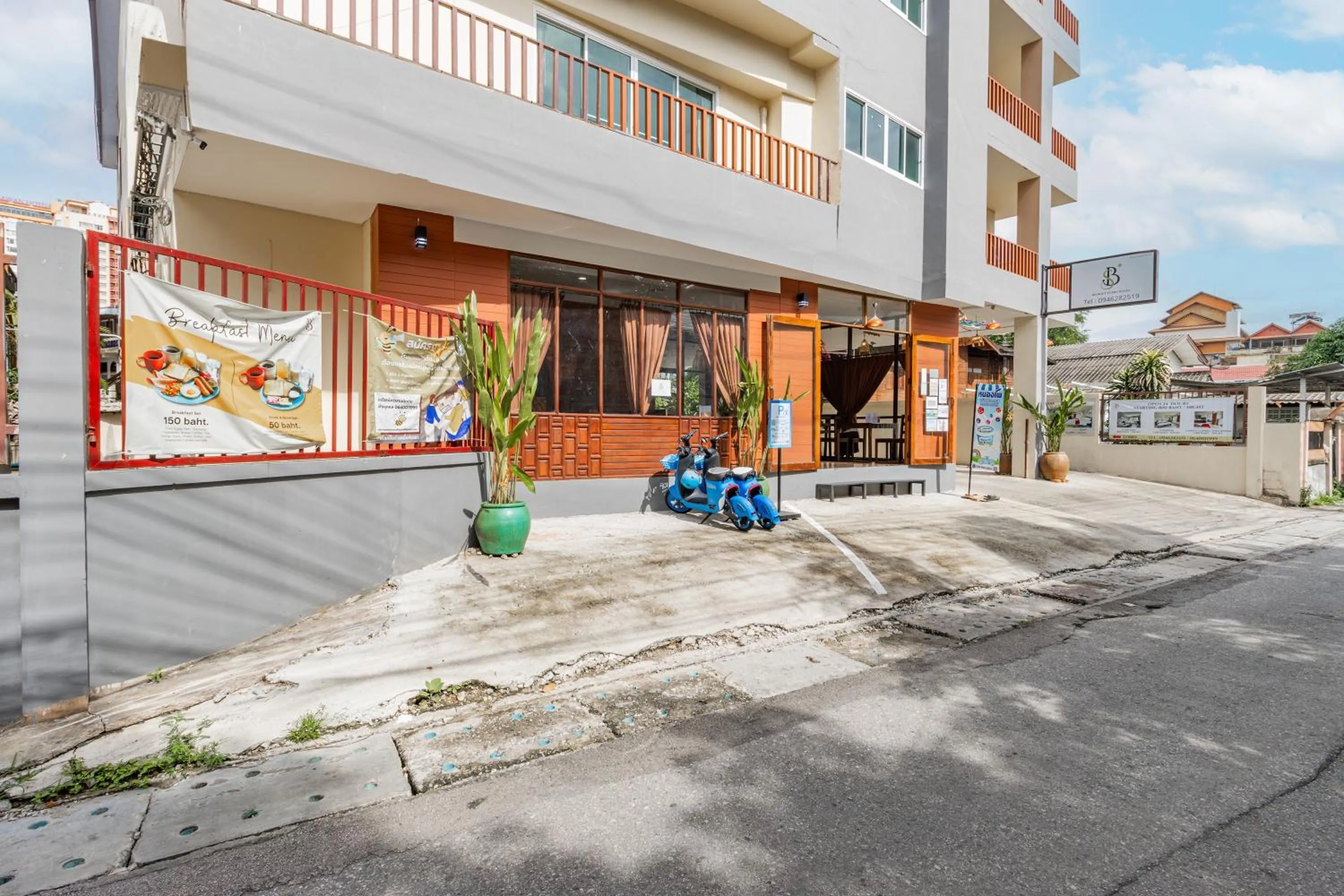 Facade/entrance in Budget Stars Hotel Chiang Mai