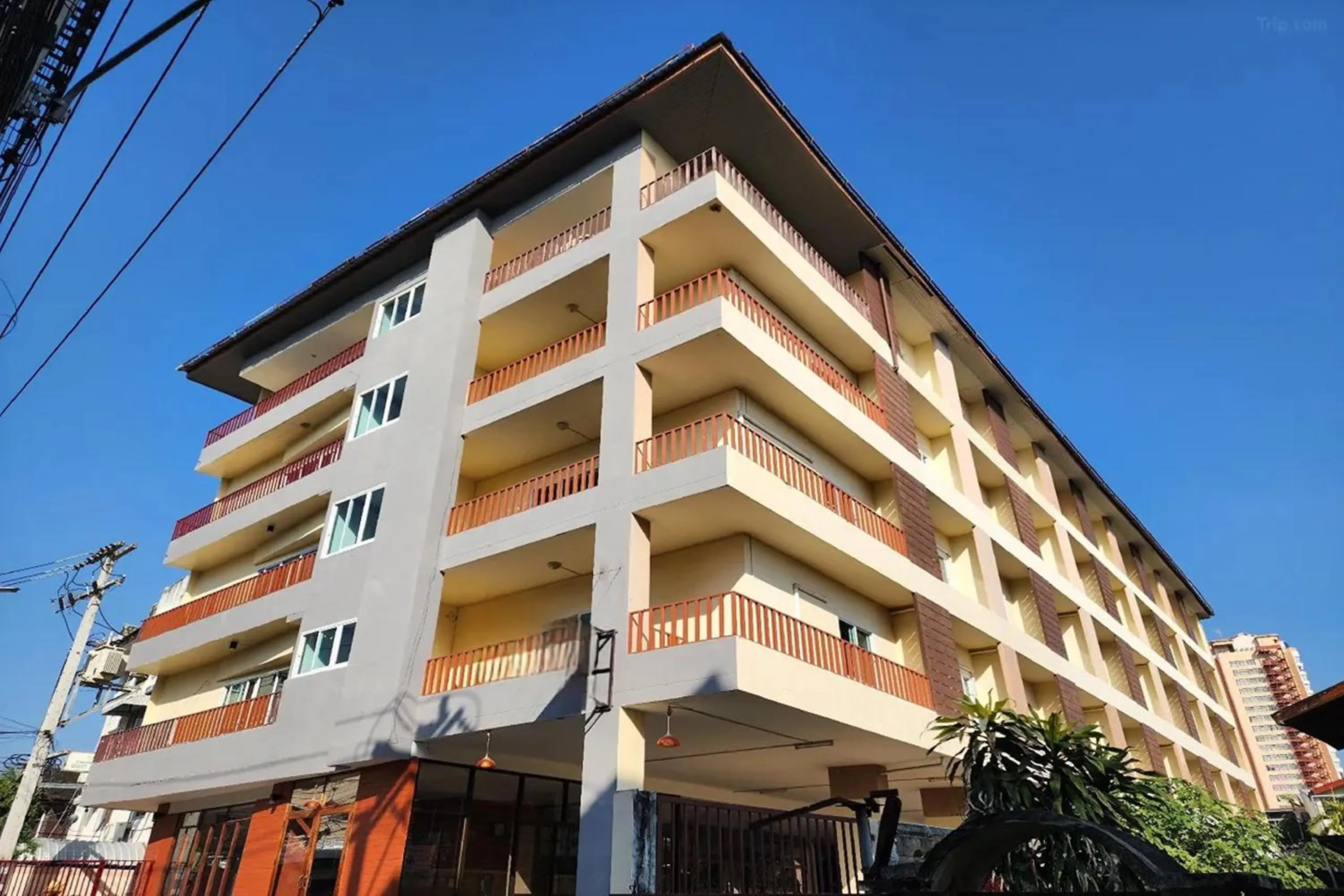Property building in Budget Stars Hotel Chiang Mai