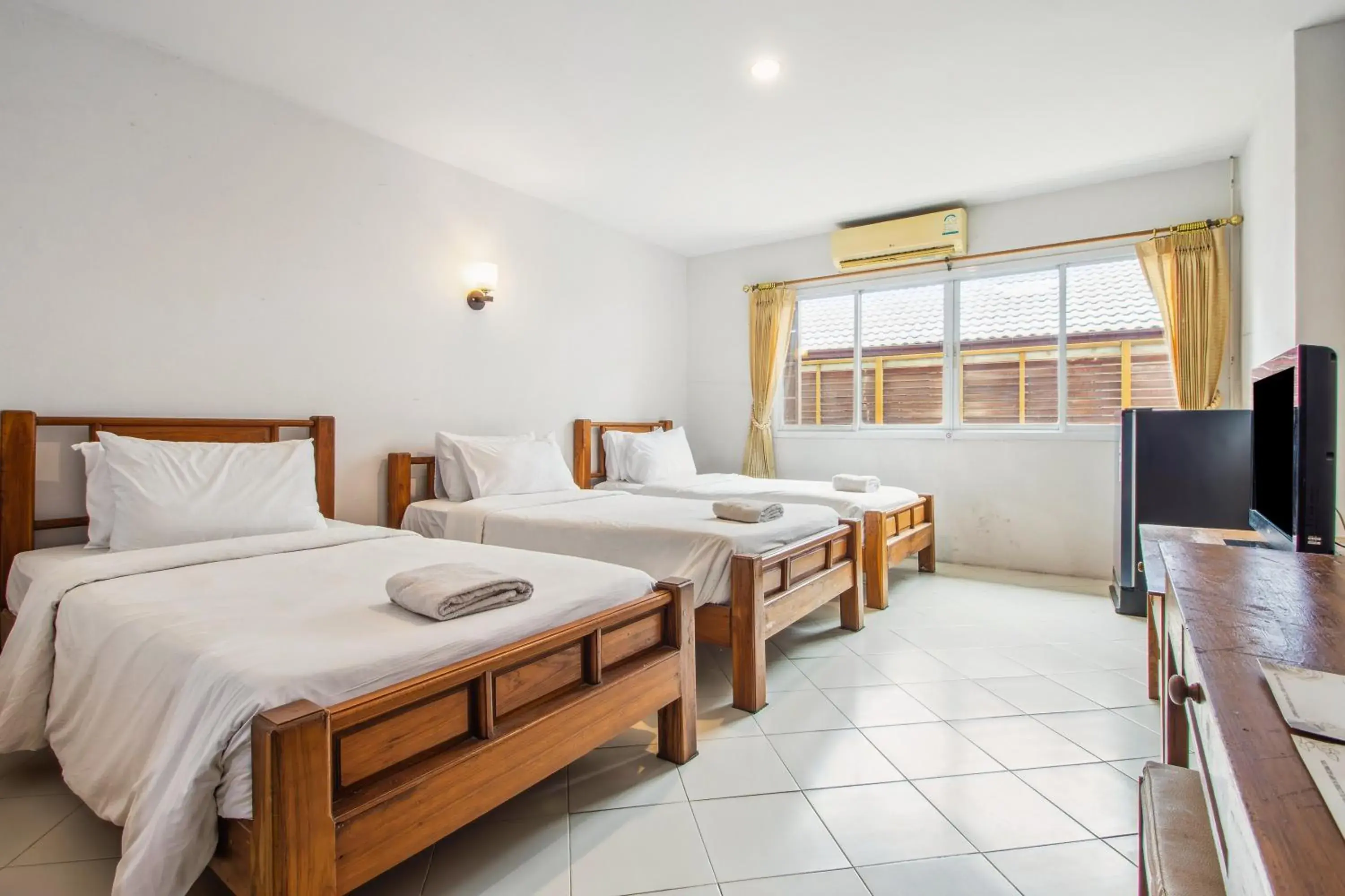 Standard Triple Room in Budget Stars Hotel Chiang Mai Standard Triple Room in Budget Stars Hotel Chiang Mai