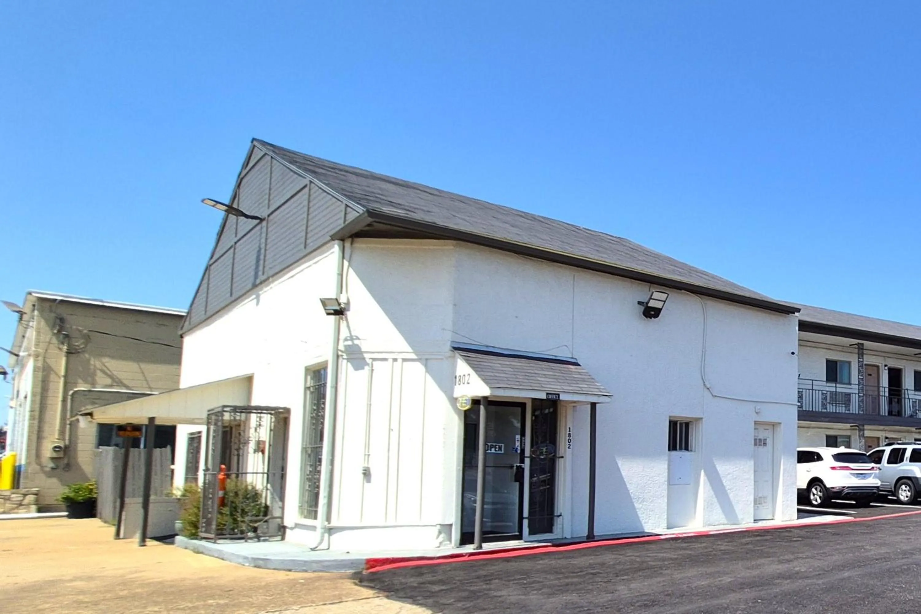 Facade/entrance in Exclusivo Inn by OYO Grand Prairie, TX