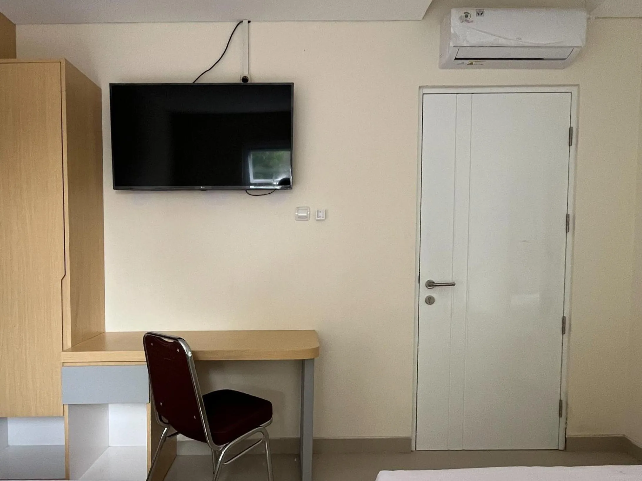 TV and multimedia in Urbanview Indria Inn Solo by RedDoorz