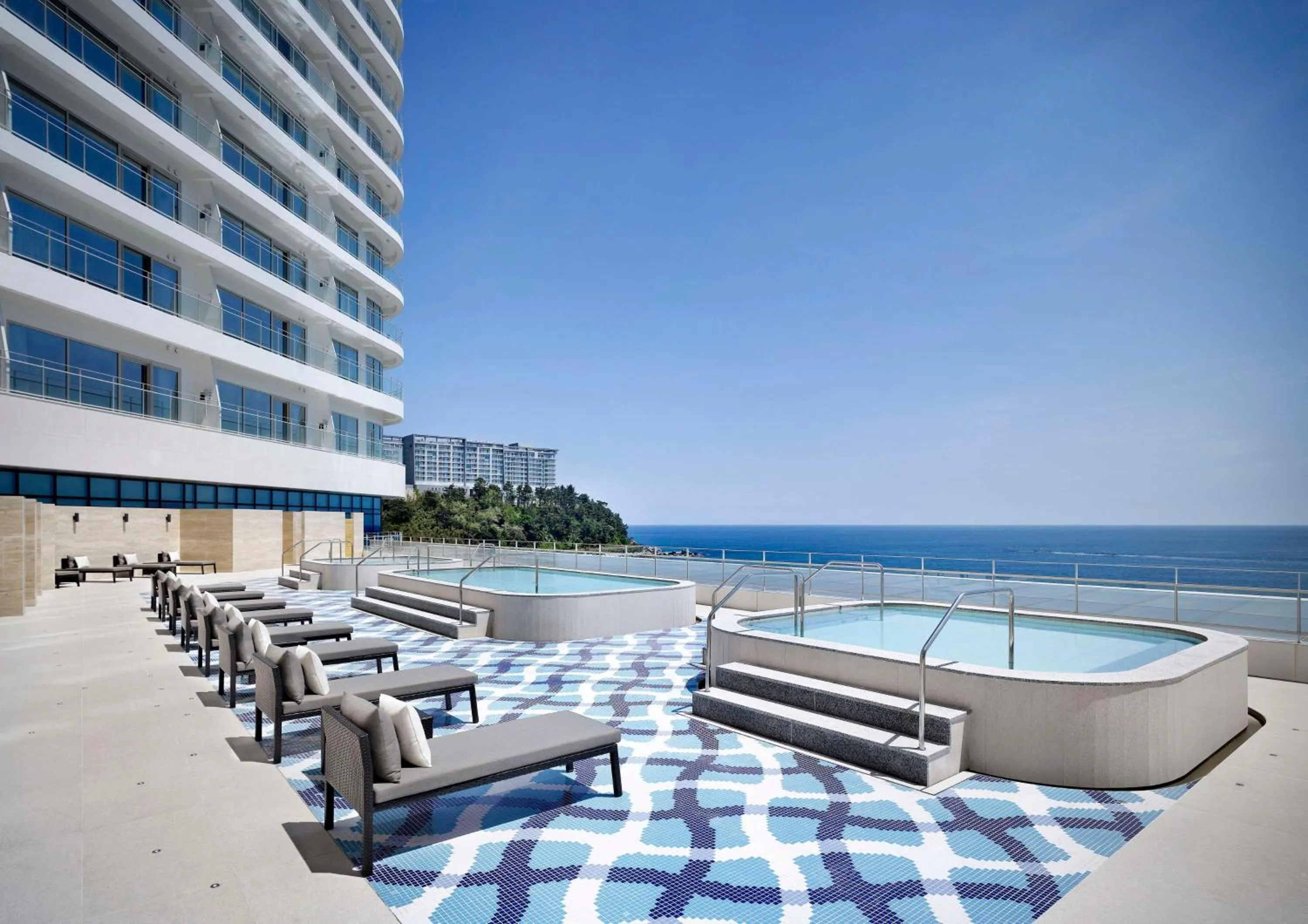 Pool view in Cassia Sokcho