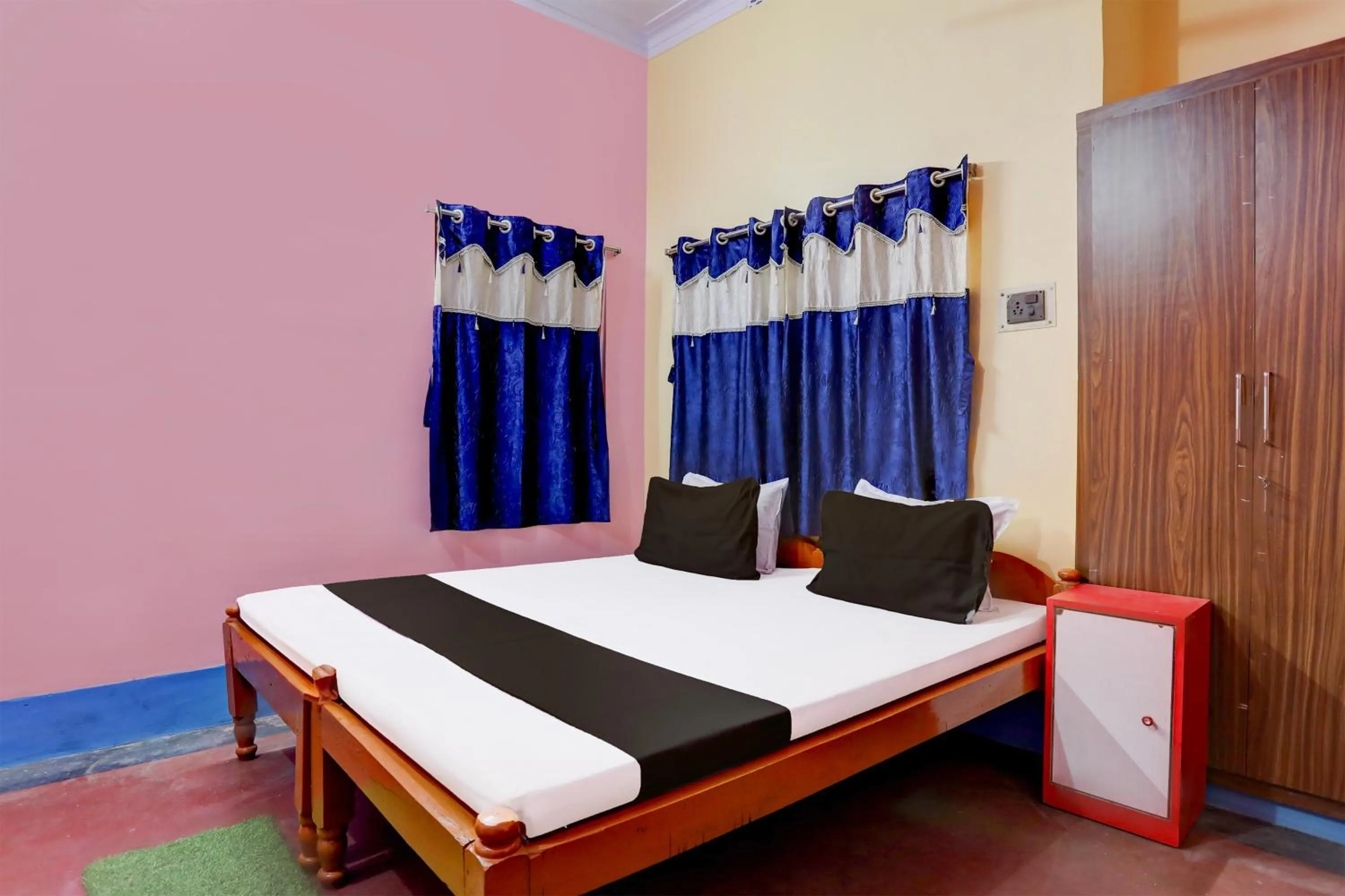 Bedroom, Bed in Super Hotel O A.R. Lodge