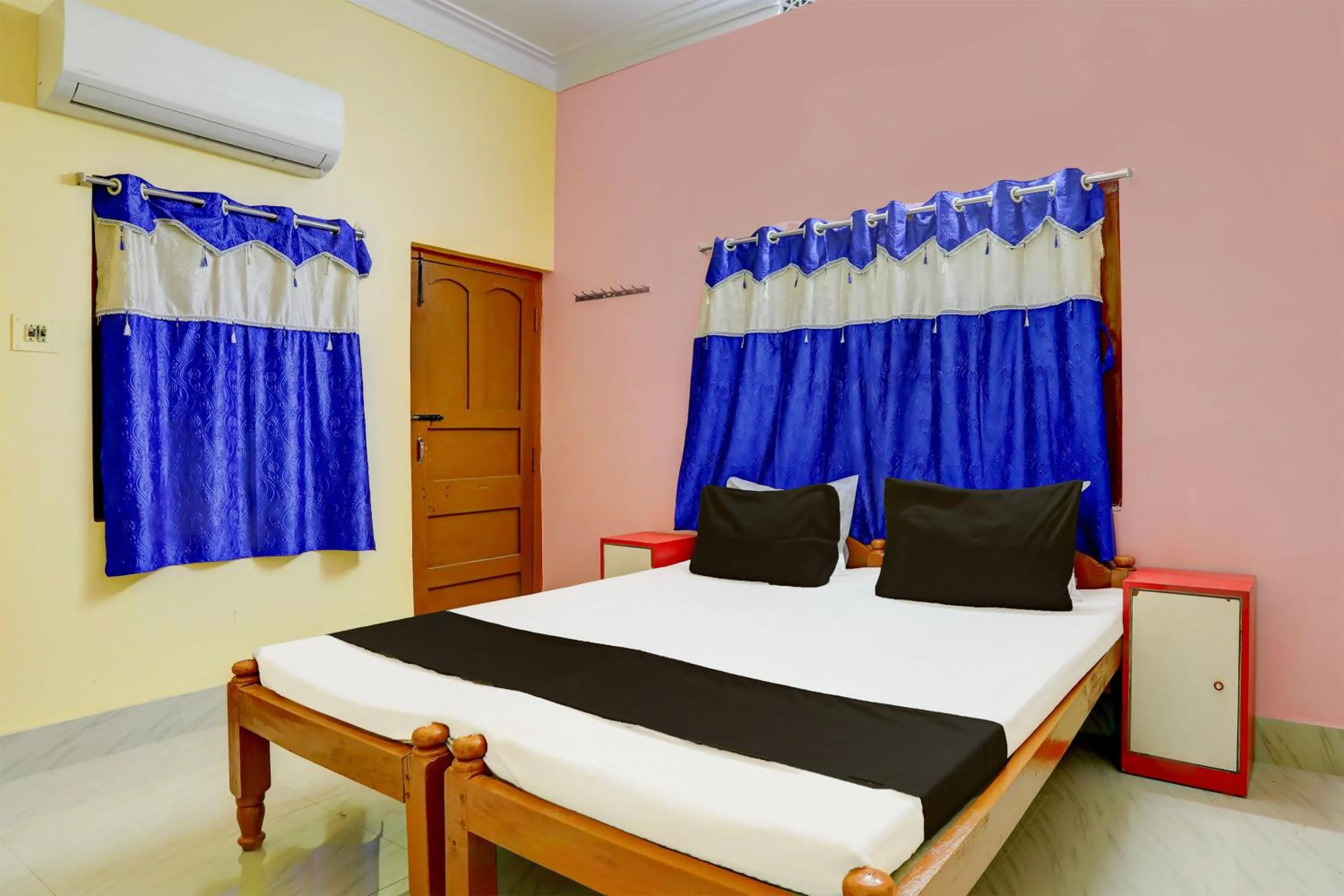 Bedroom, Bed in Super Hotel O A.R. Lodge