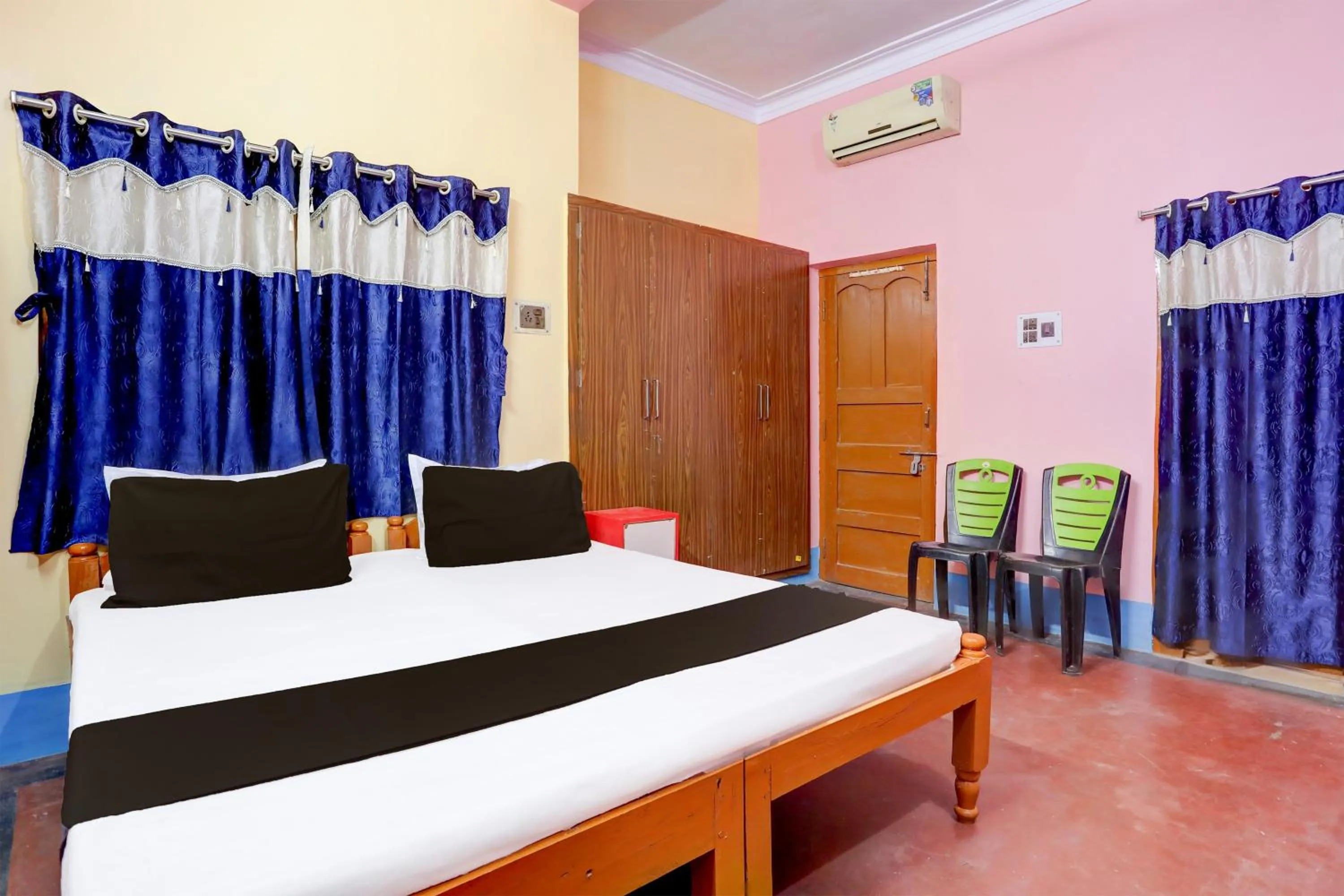 Bedroom, Bed in Super Hotel O A.R. Lodge