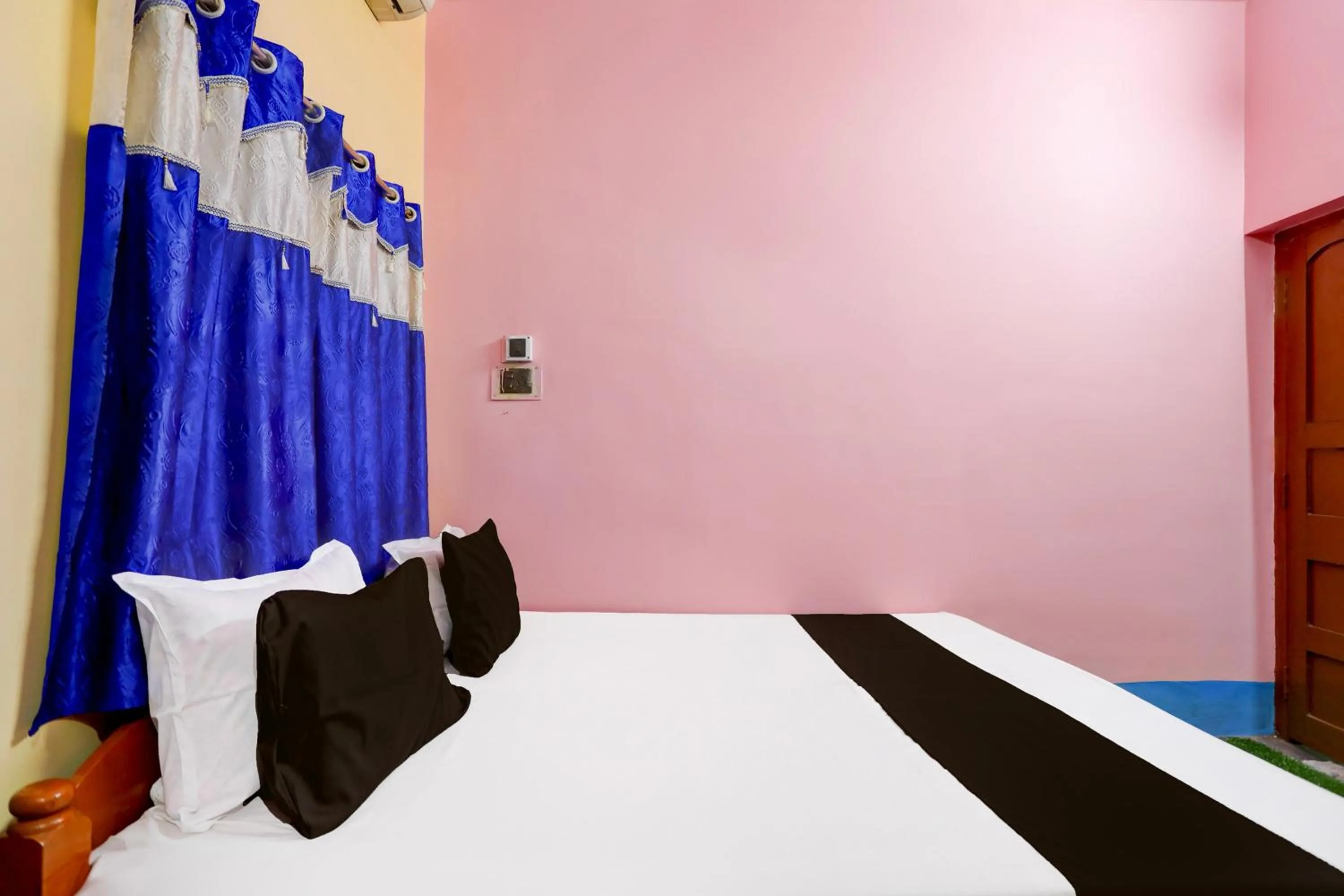 Bedroom, Bed in Super Hotel O A.R. Lodge