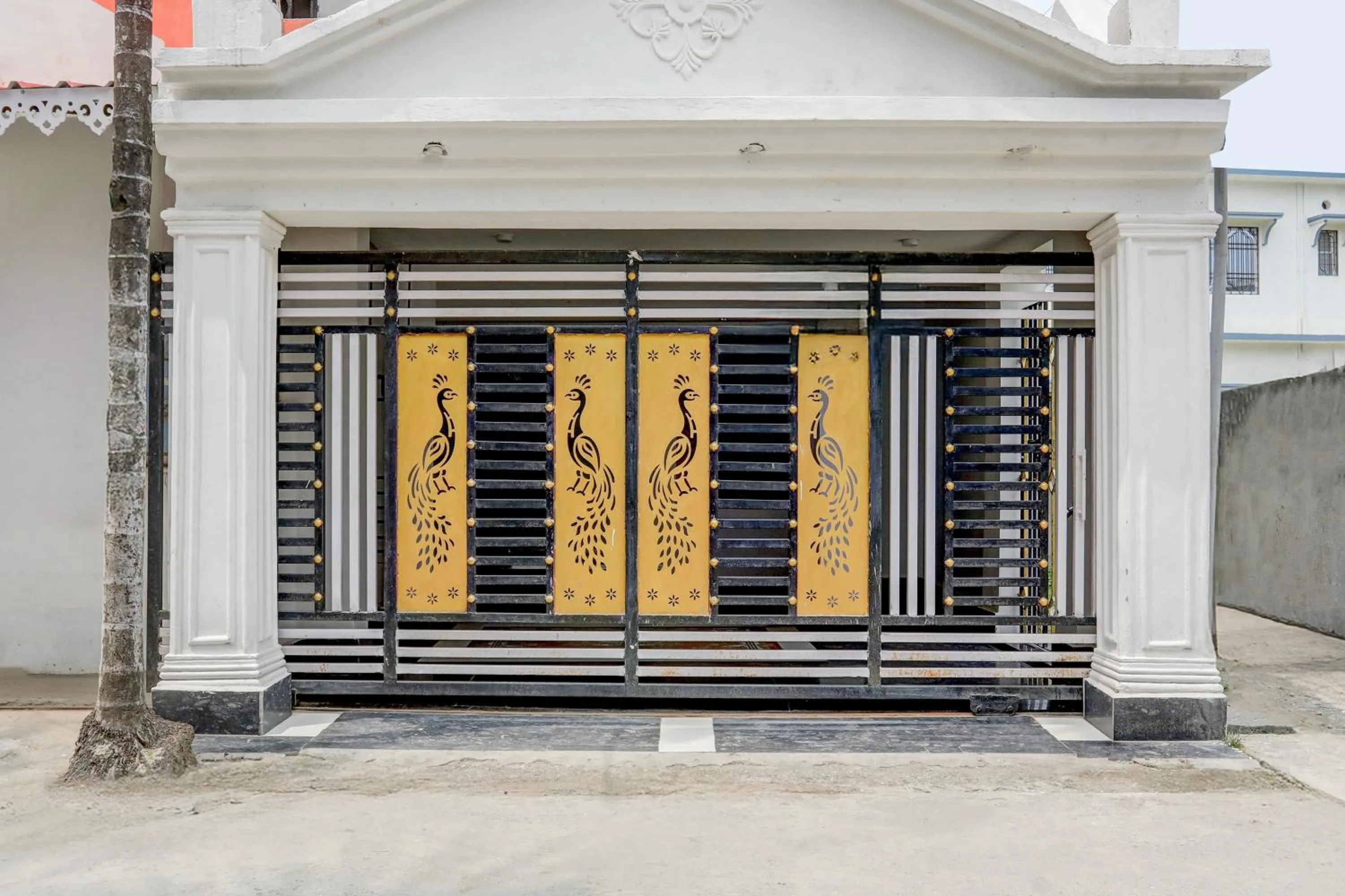 Facade/entrance in Super Hotel O Kings Hotel & Banquet