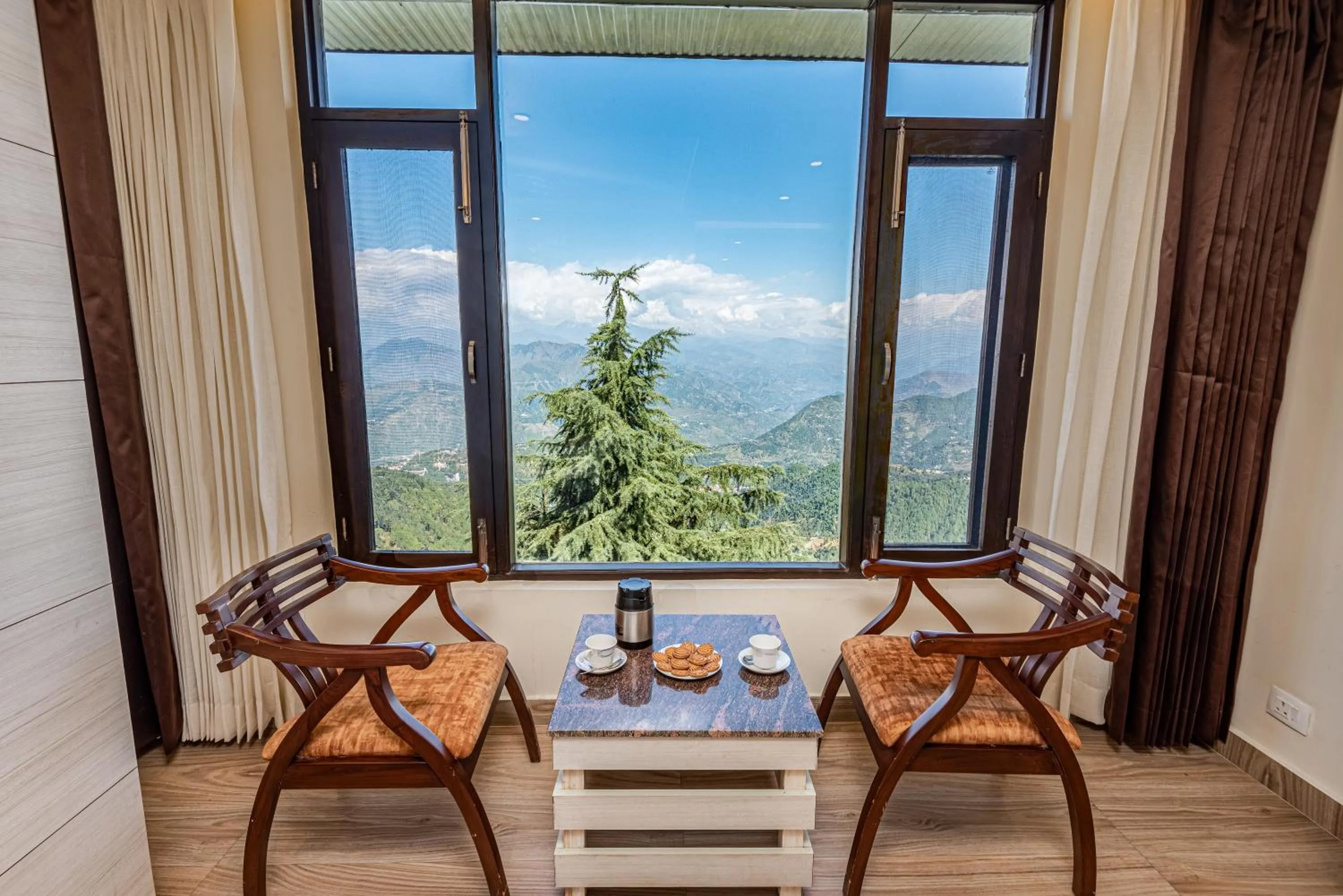 The Seasons Dalhousie - Best Valley View & Mountain View AC Hotel in Dalhousie