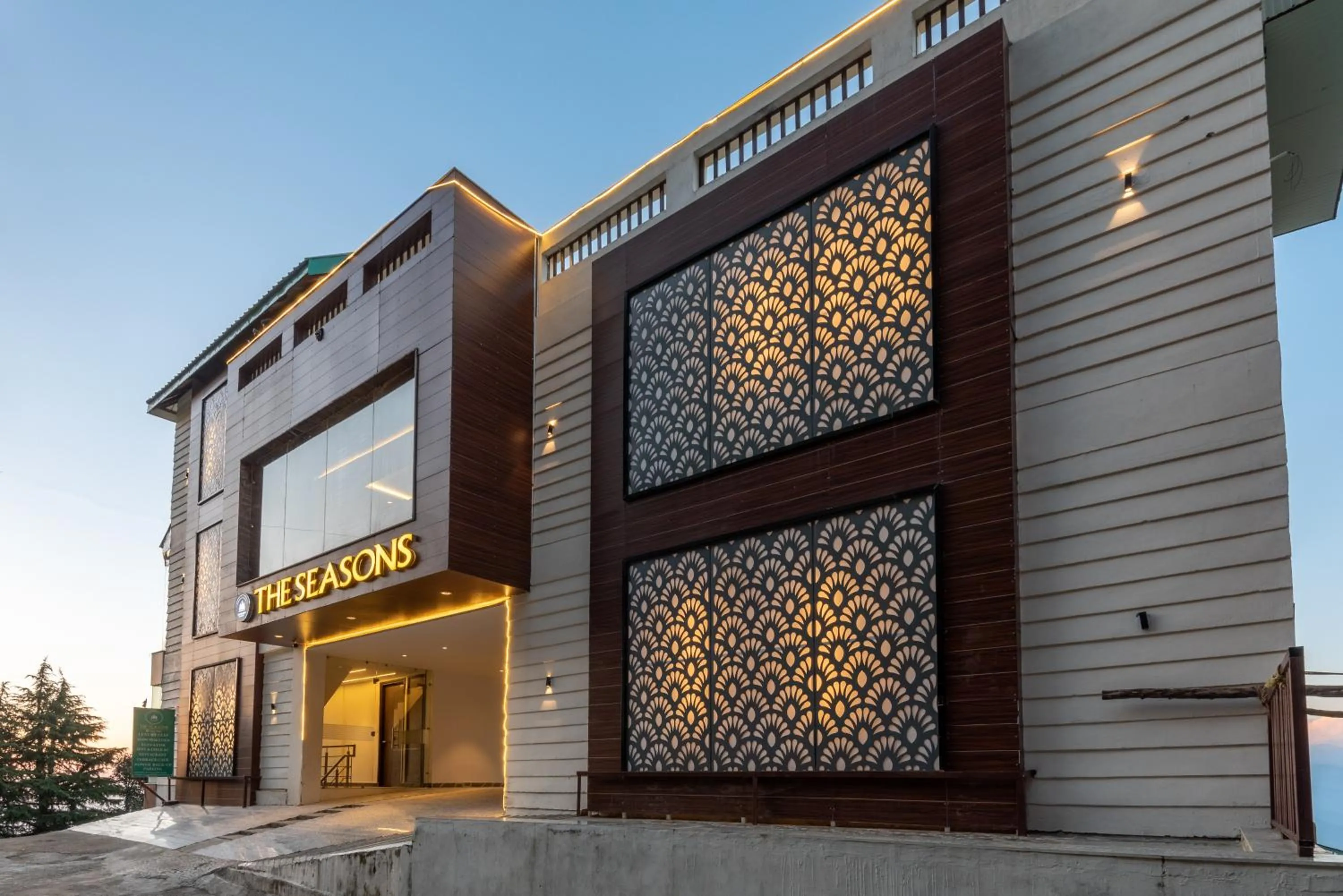 The Seasons Dalhousie - Best Valley View & Mountain View AC Hotel in Dalhousie