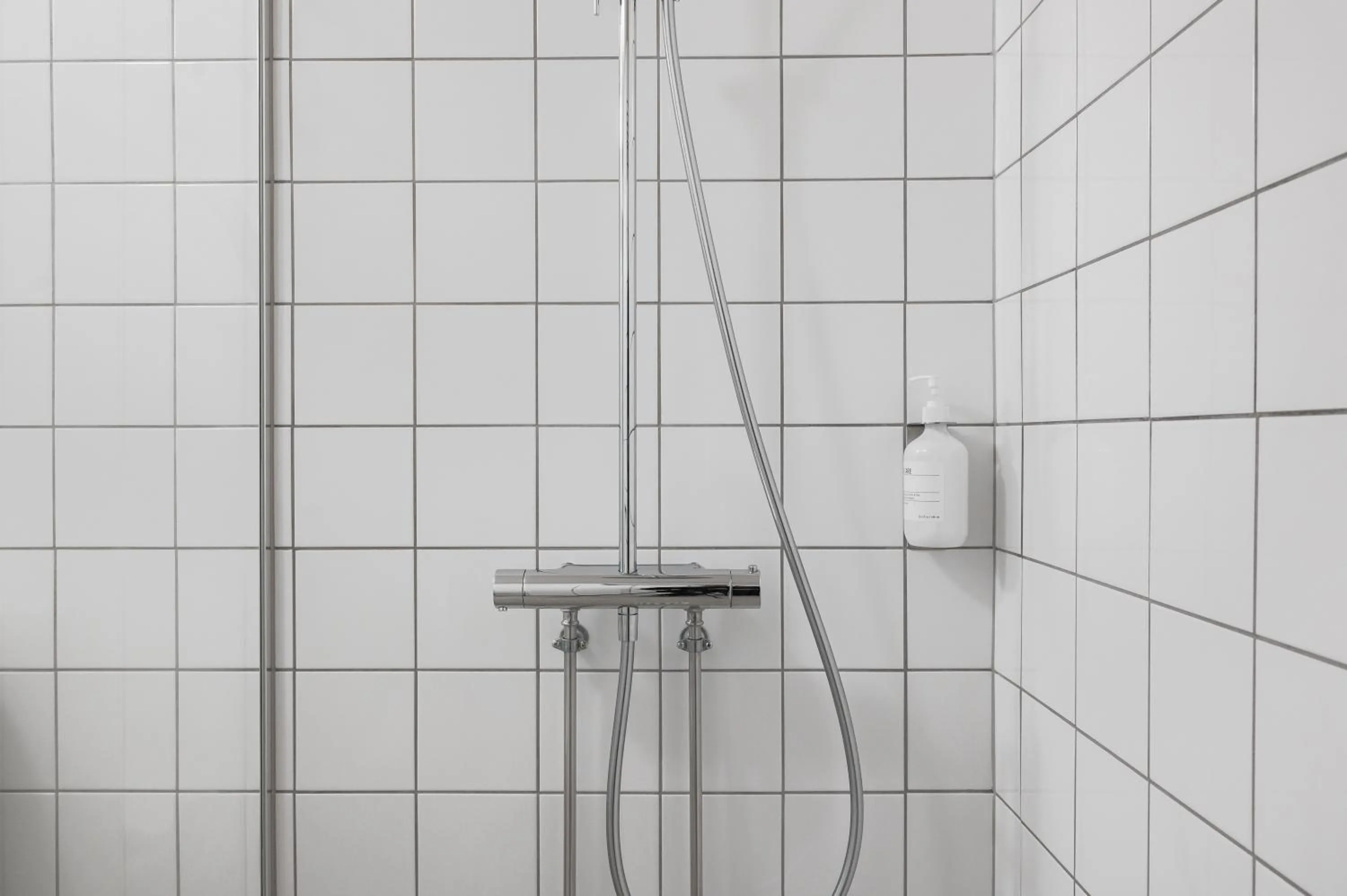 Shower in Queens Courtyard by Daniel&Jacob's