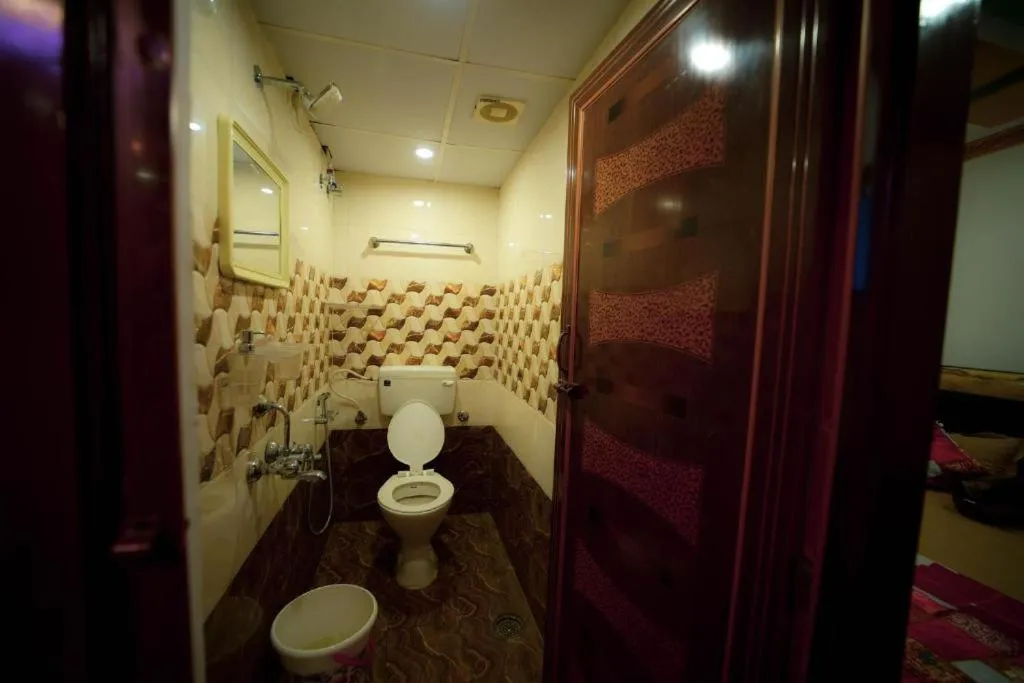 Shower in Ya Inn Rooms & Suites