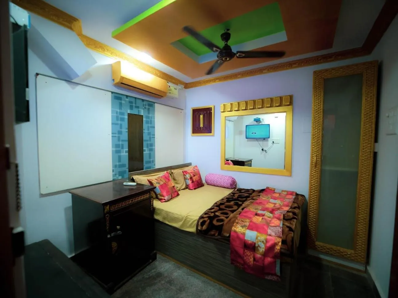 Bed in Ya Inn Rooms & Suites