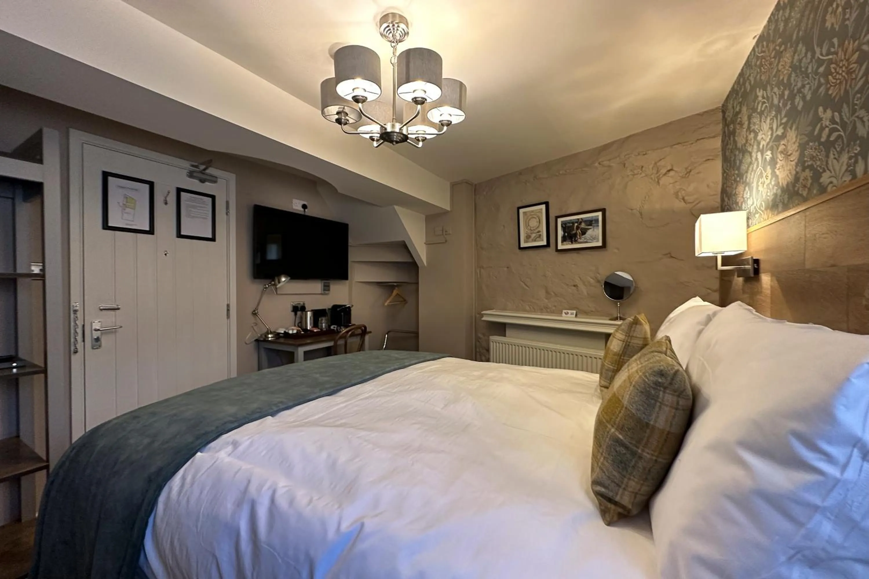 Bedroom, Bed in The Lobster