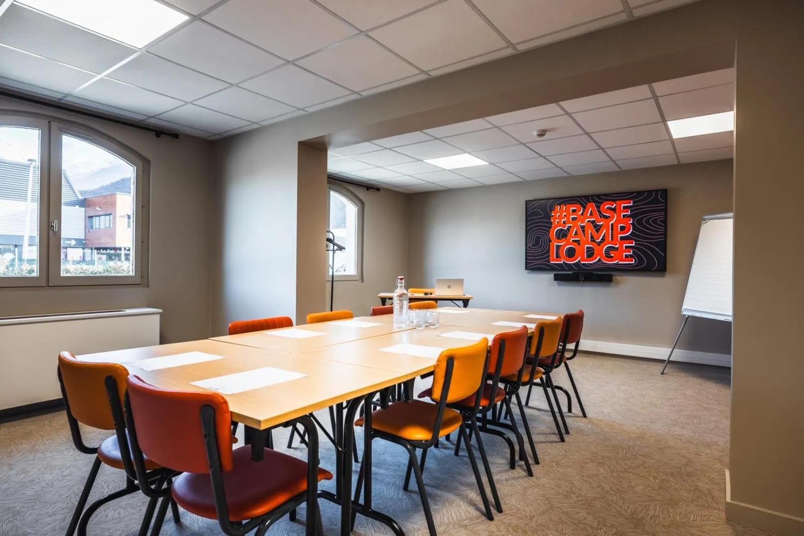 Seating area in Hotel Base Camp Lodge - Albertville