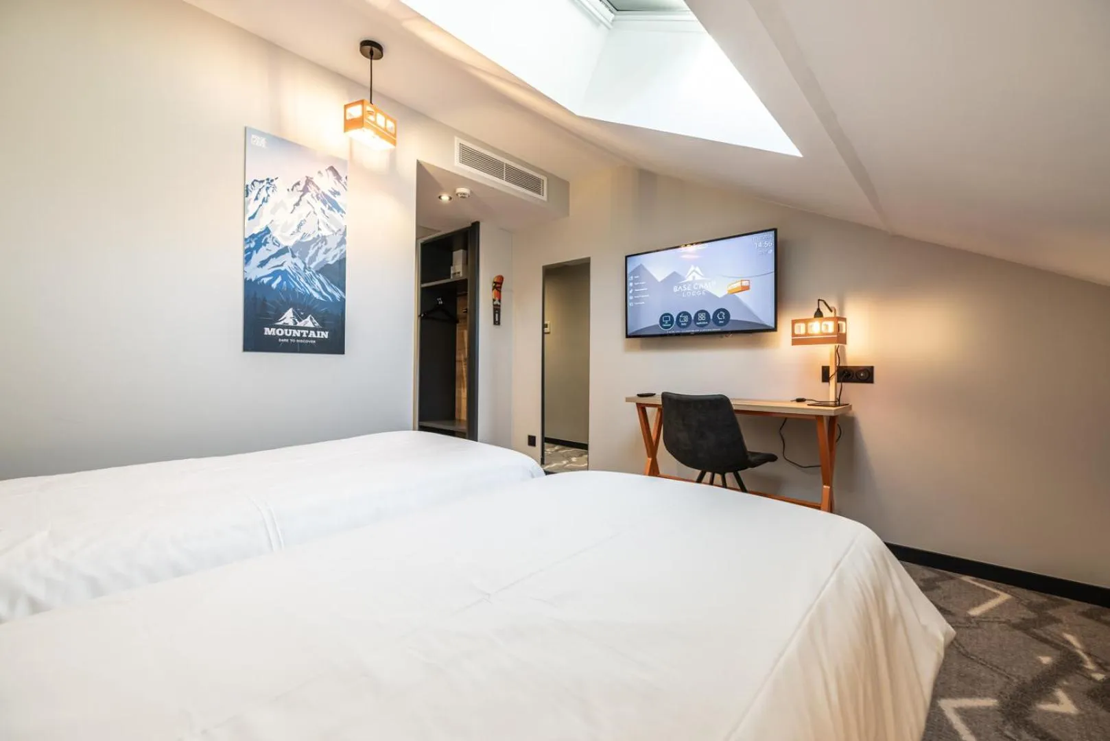 Photo of the whole room, Bed in Hotel Base Camp Lodge - Albertville