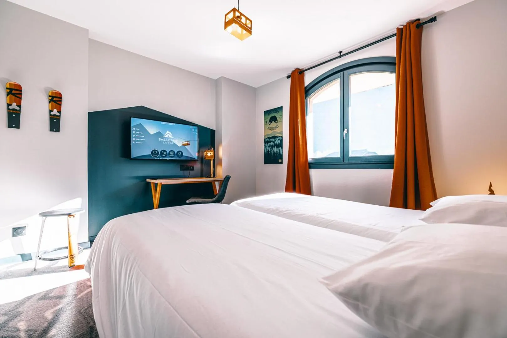 TV and multimedia, Bed in Hotel Base Camp Lodge - Albertville