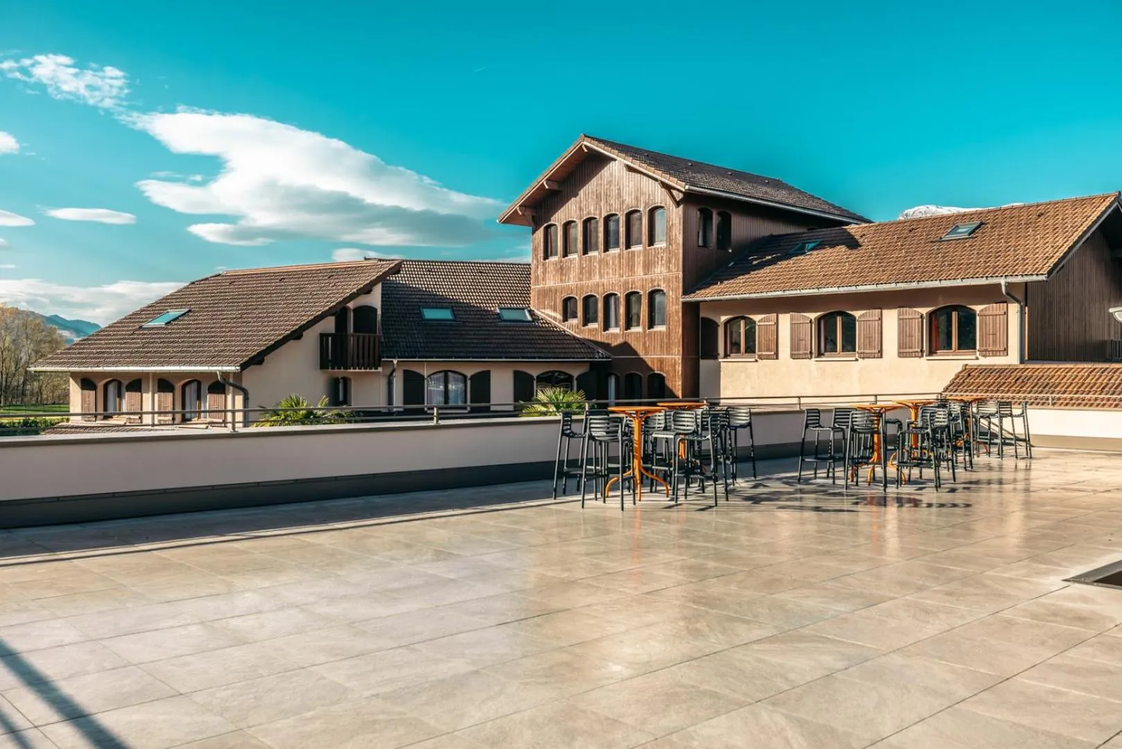 Patio in Hotel Base Camp Lodge - Albertville