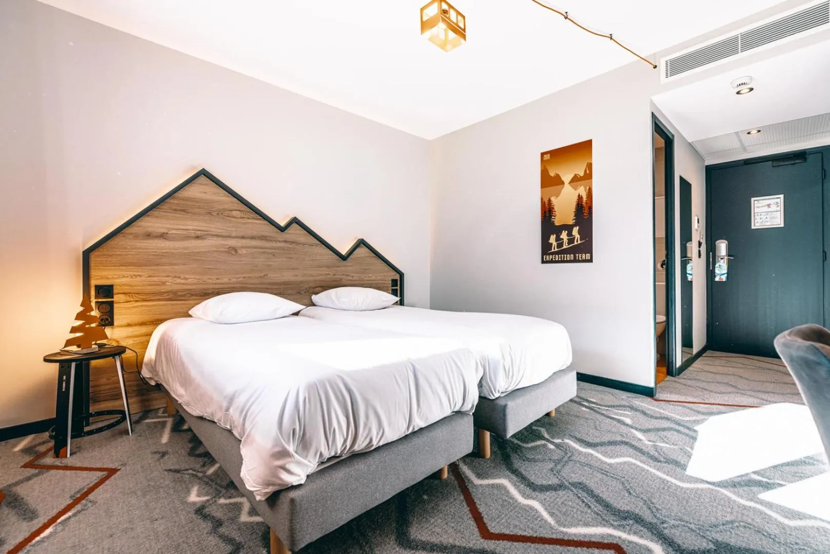 Photo of the whole room, Bed in Hotel Base Camp Lodge - Albertville