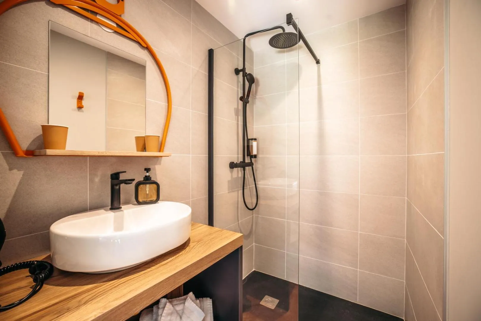 Shower in Hotel Base Camp Lodge - Albertville