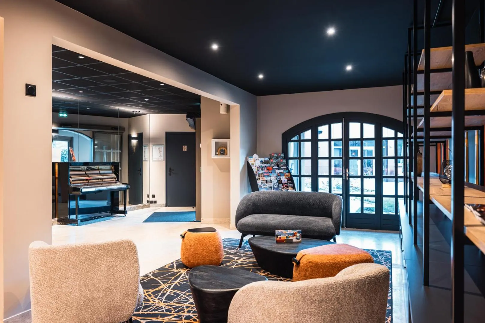 Living room in Hotel Base Camp Lodge - Albertville