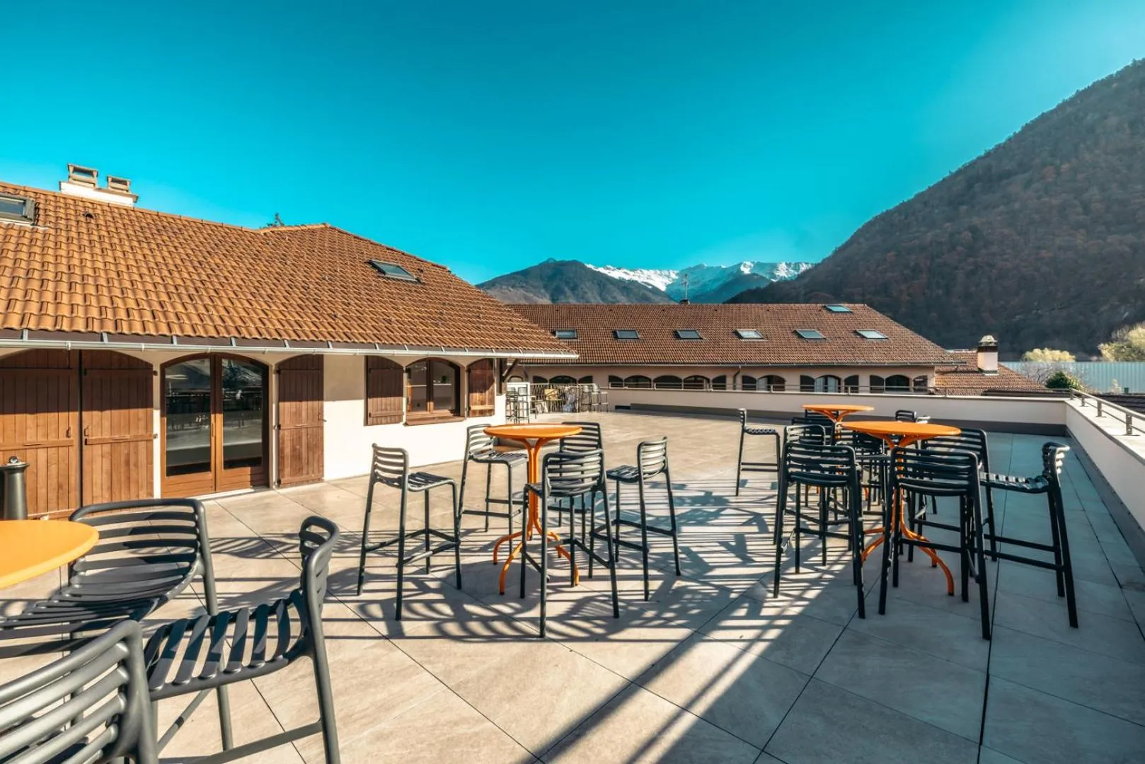 Patio in Hotel Base Camp Lodge - Albertville