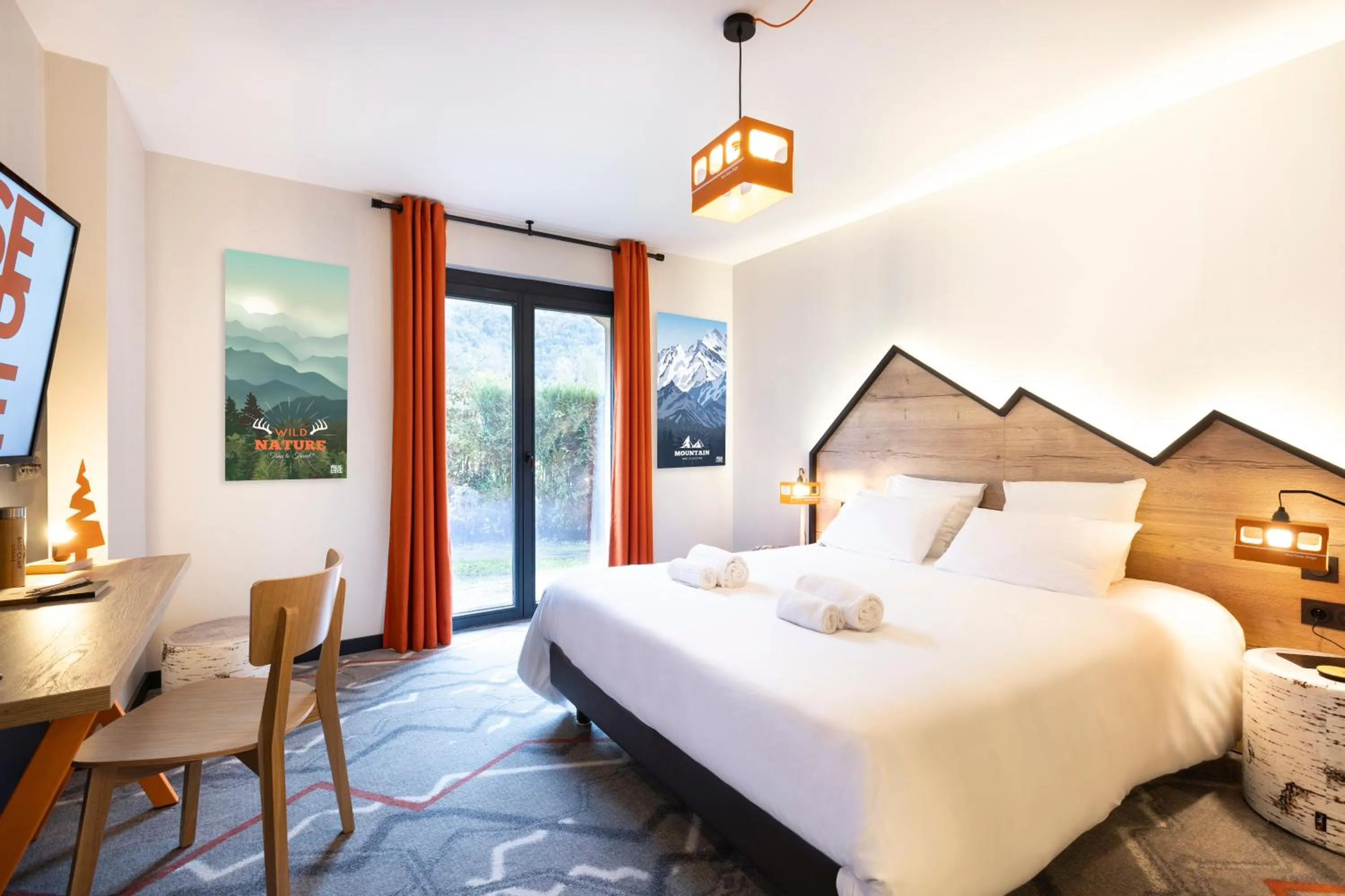 Photo of the whole room, Bed in Hotel Base Camp Lodge - Albertville