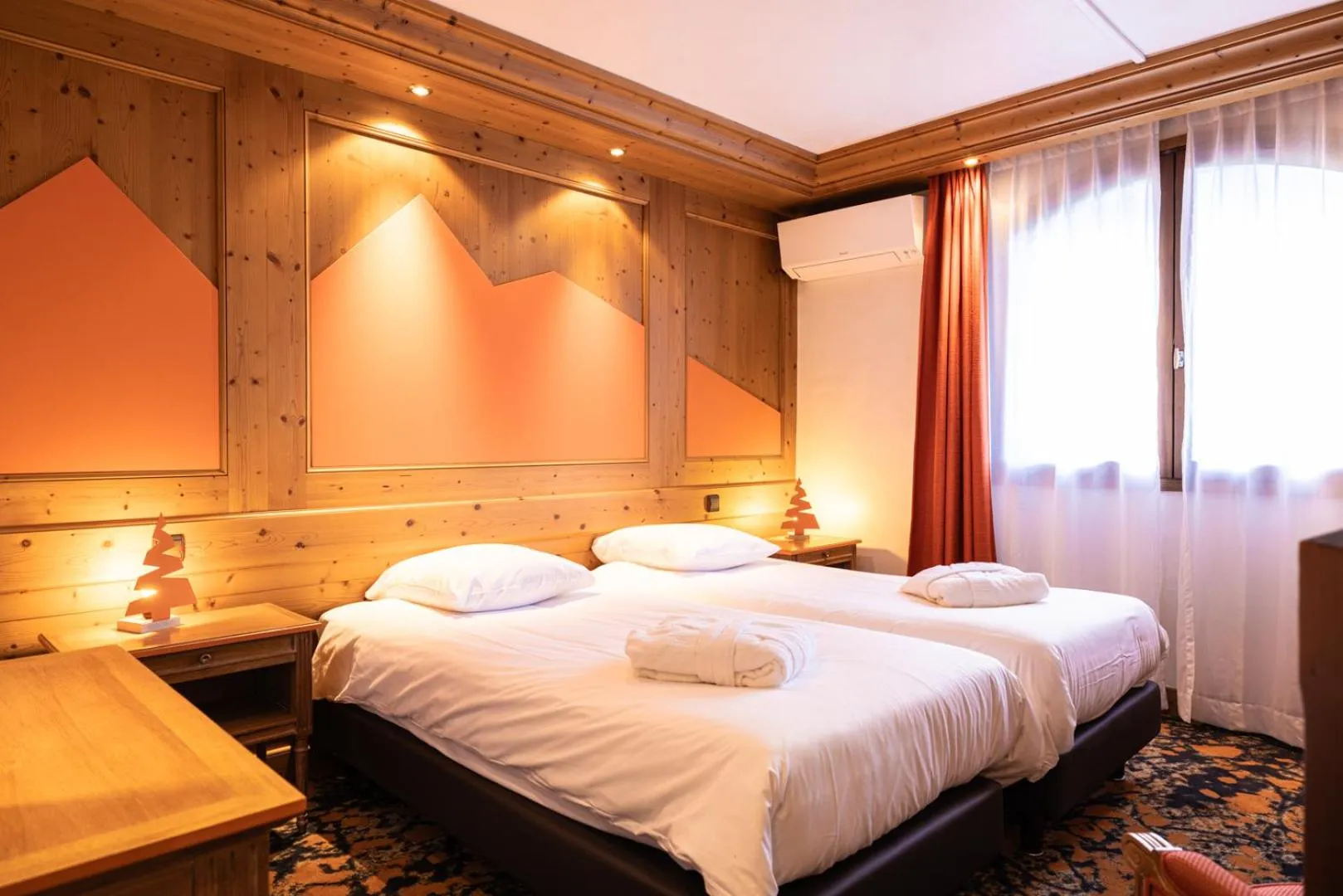 Photo of the whole room, Bed in Hotel Base Camp Lodge - Albertville