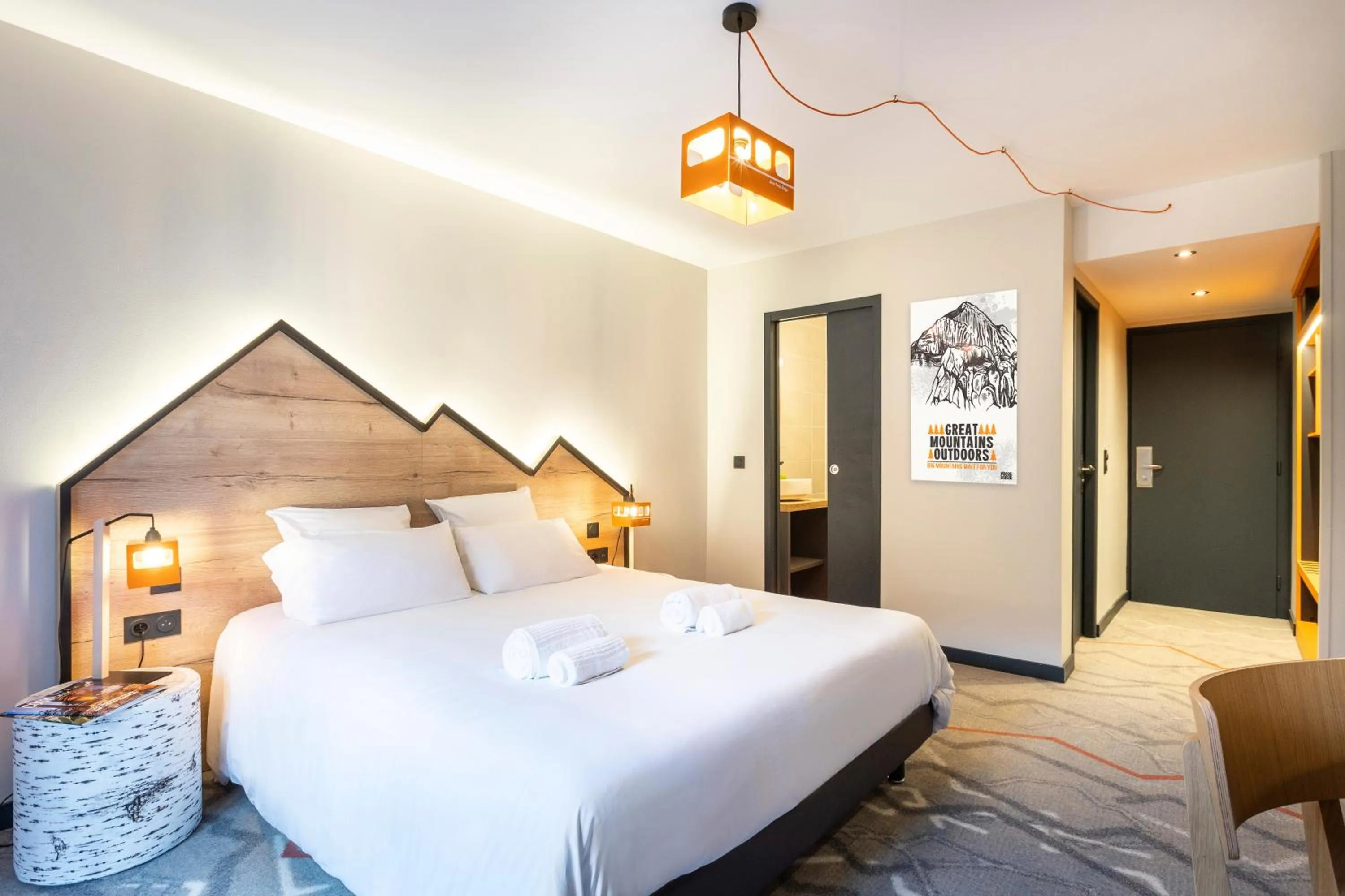 Bedroom, Bed in Hotel Base Camp Lodge - Albertville