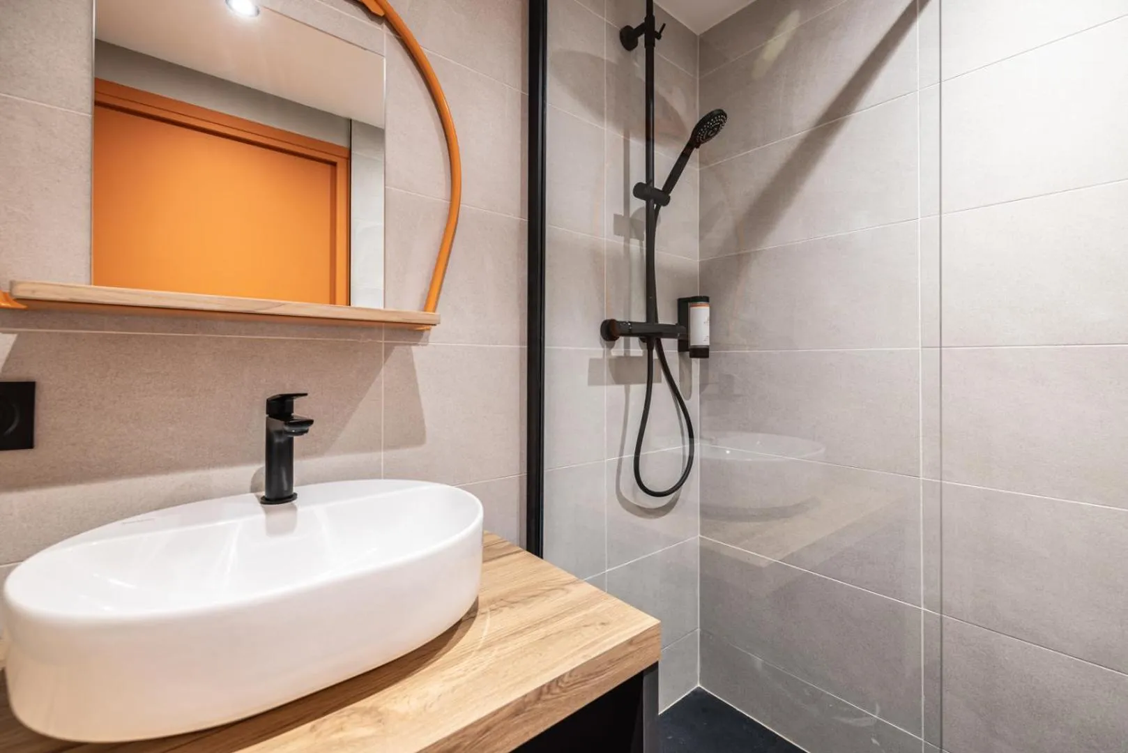 Shower in Hotel Base Camp Lodge - Albertville