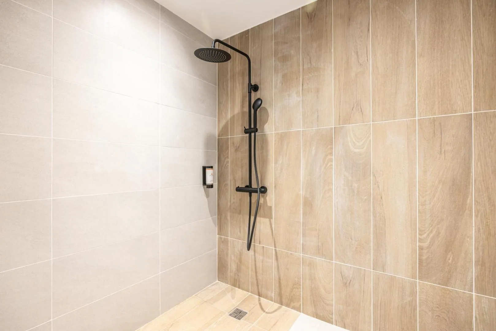 Shower in Hotel Base Camp Lodge - Albertville