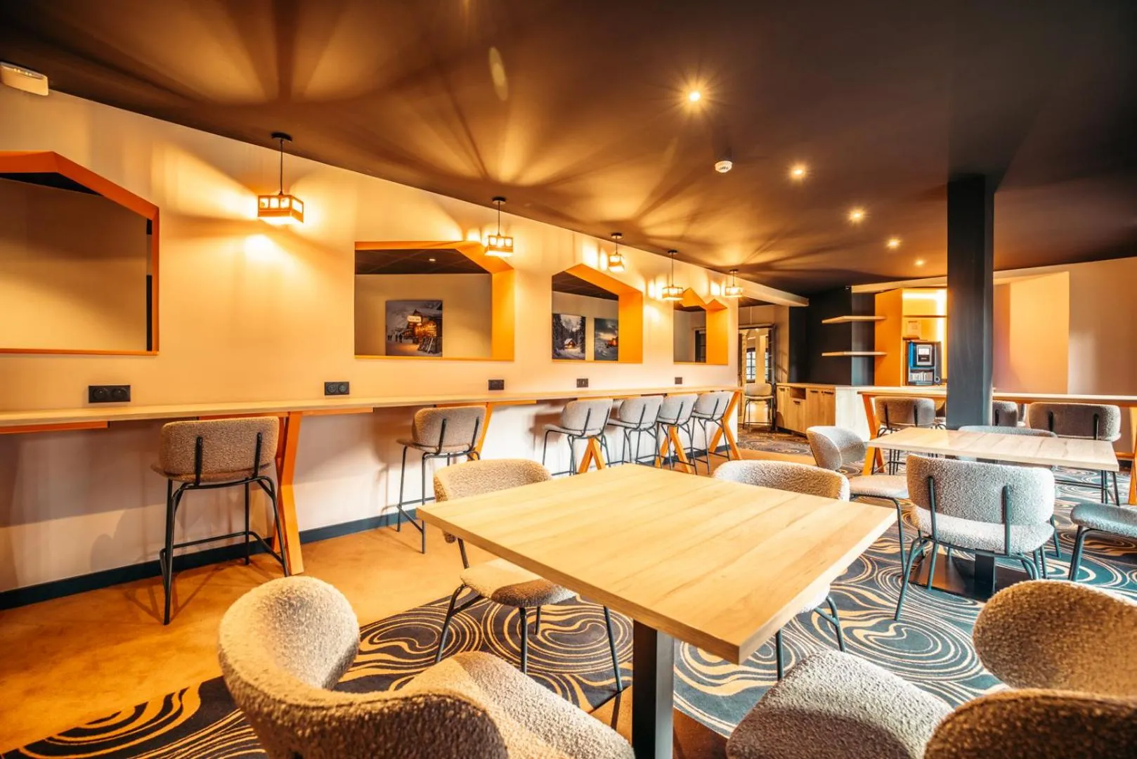 Seating area in Hotel Base Camp Lodge - Albertville