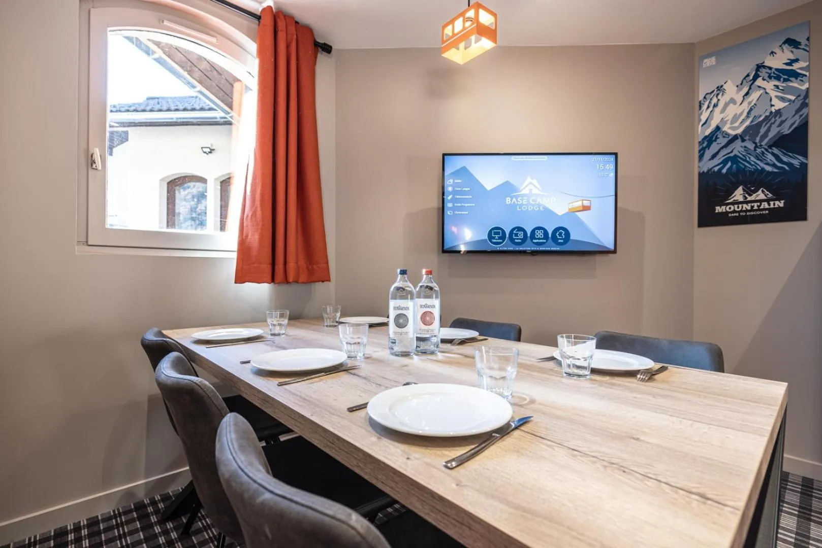 TV and multimedia in Hotel Base Camp Lodge - Albertville