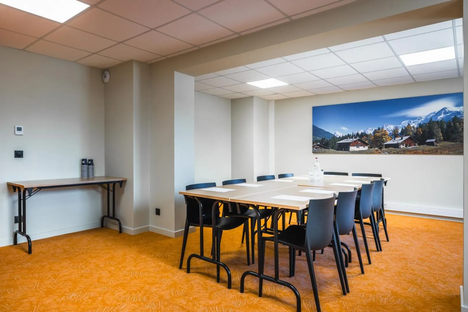 Meeting/conference room in Hotel Base Camp Lodge - Albertville