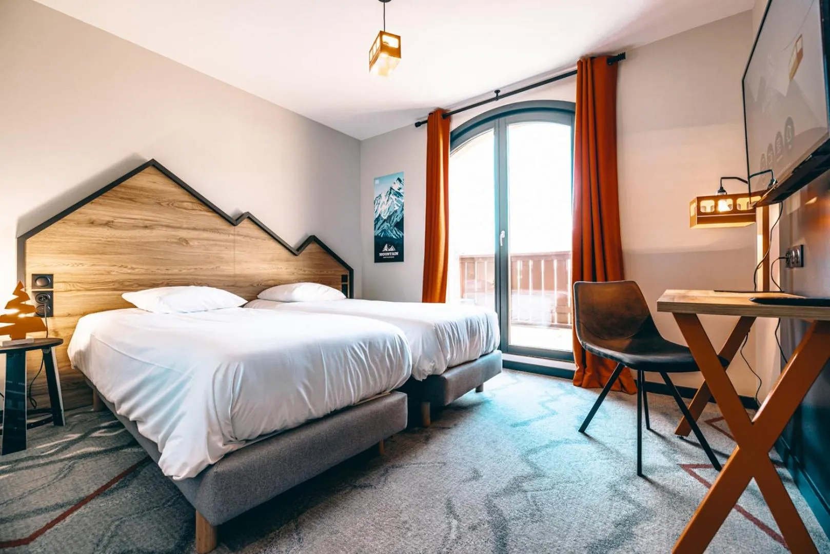 Photo of the whole room, Bed in Hotel Base Camp Lodge - Albertville