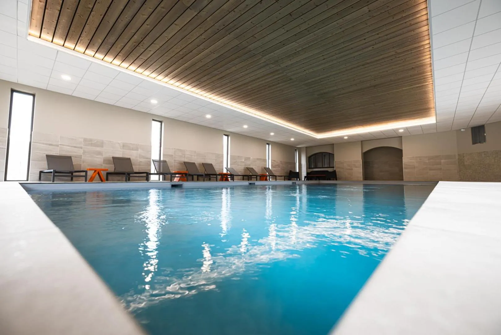 Pool view in Hotel Base Camp Lodge - Albertville