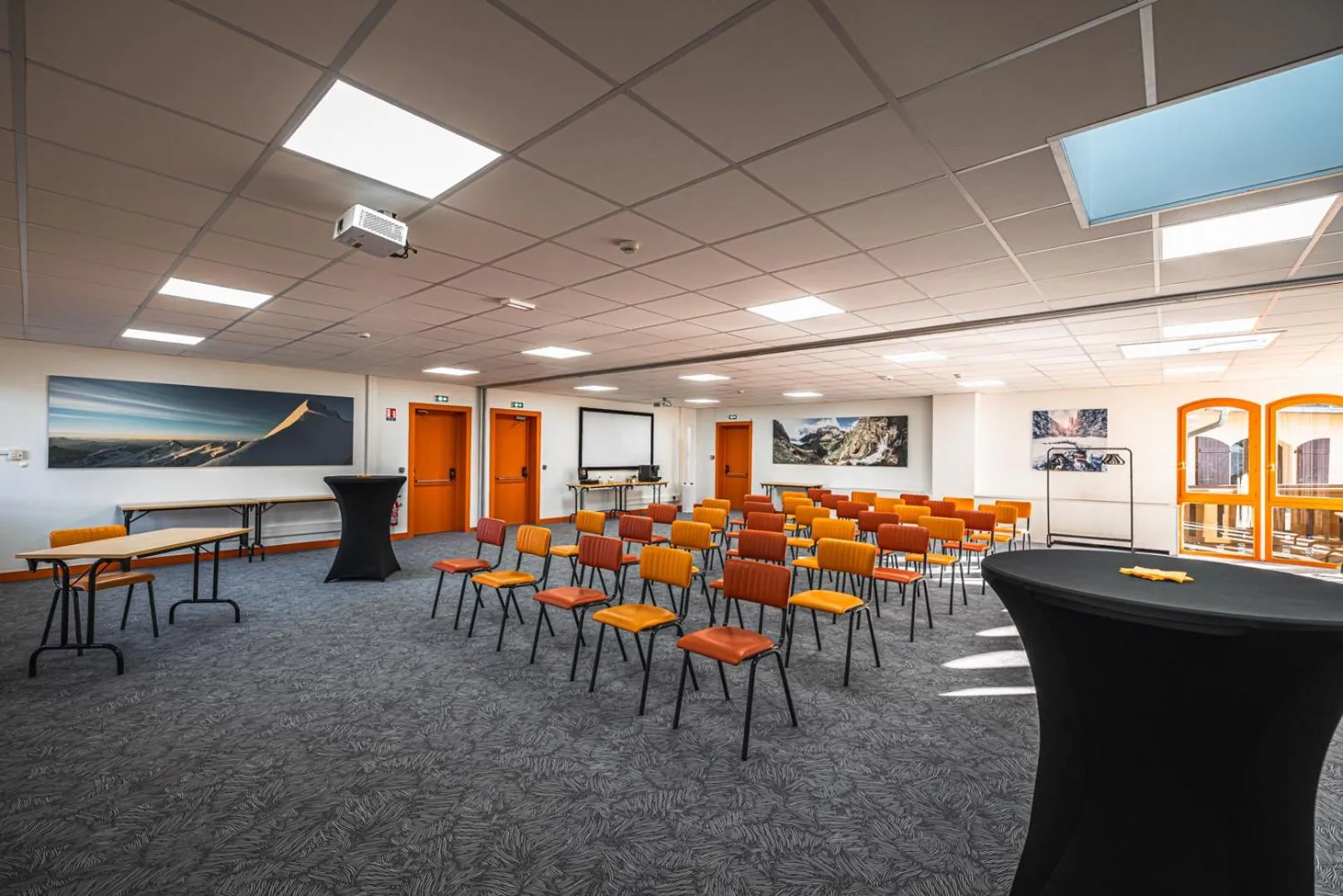 Meeting/conference room in Hotel Base Camp Lodge - Albertville