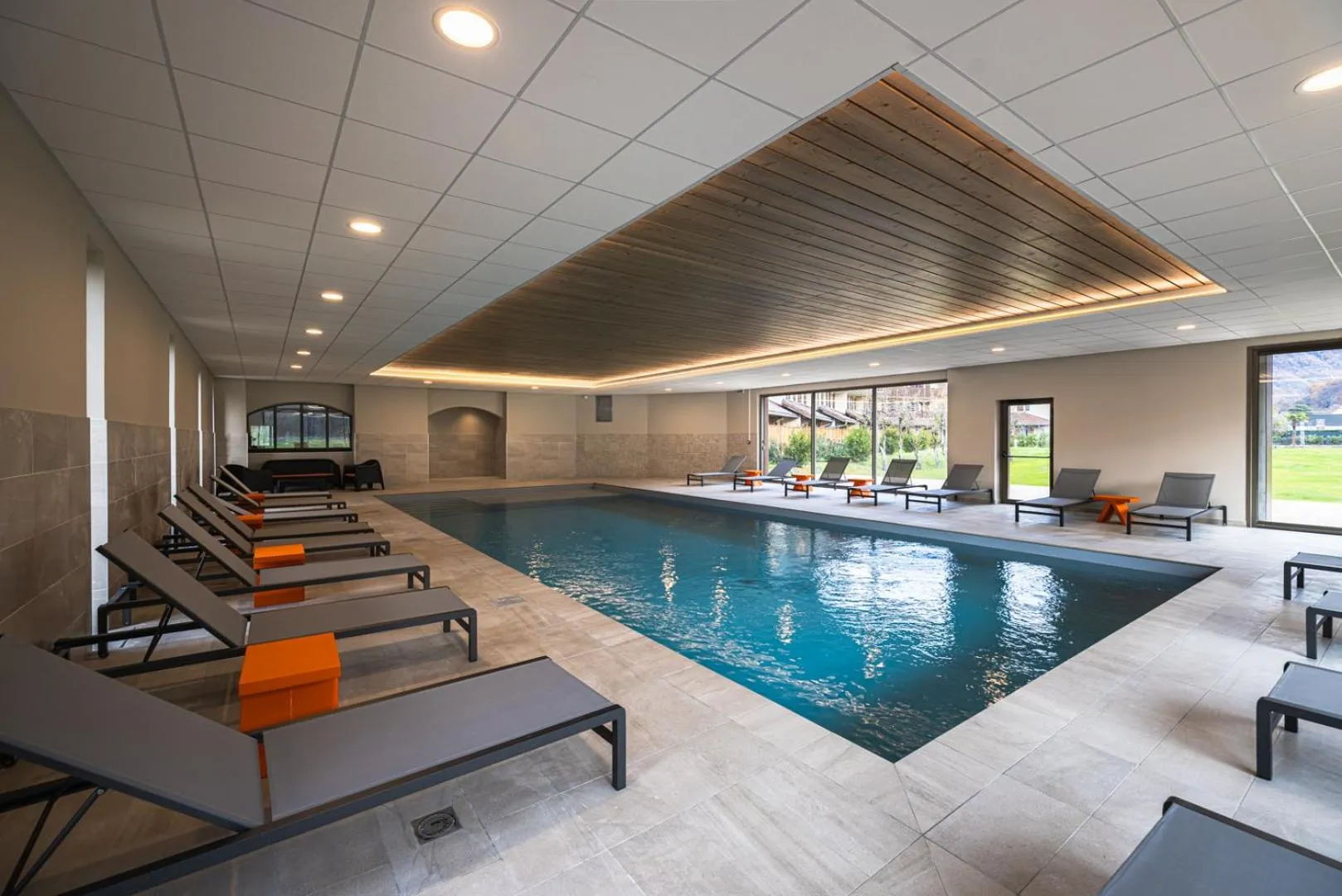 Pool view in Hotel Base Camp Lodge - Albertville