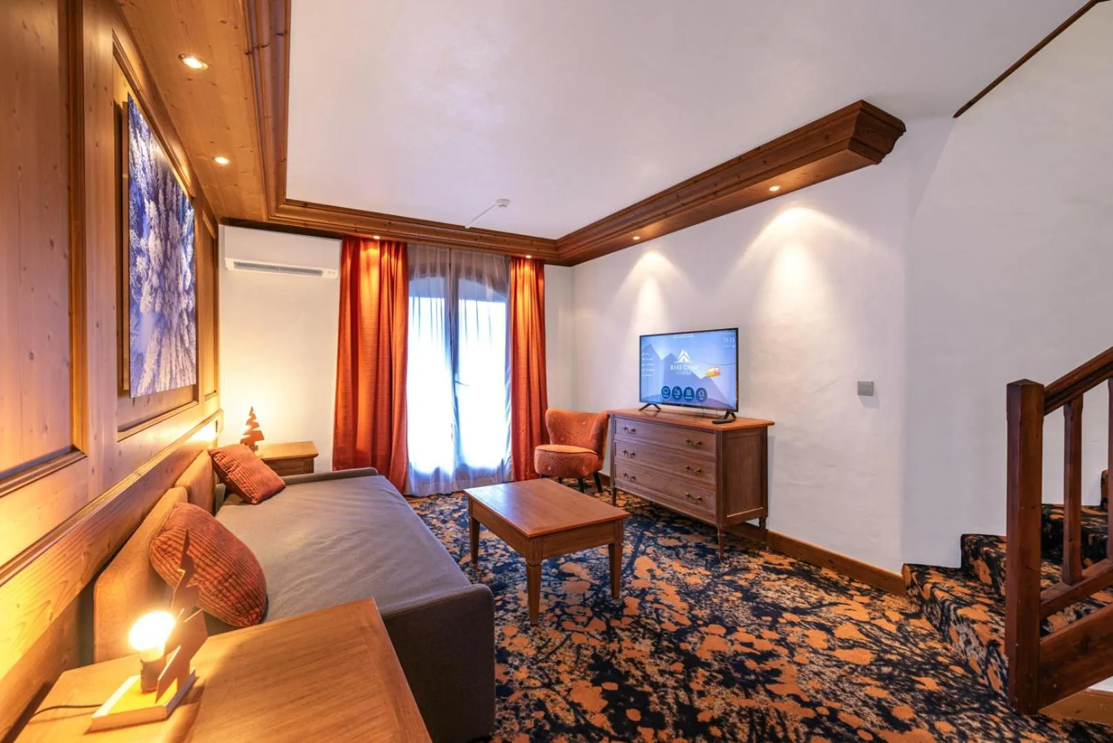 Communal lounge/ TV room in Hotel Base Camp Lodge - Albertville