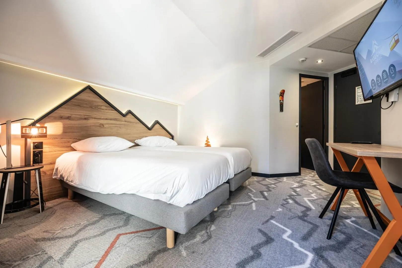 Photo of the whole room, Bed in Hotel Base Camp Lodge - Albertville