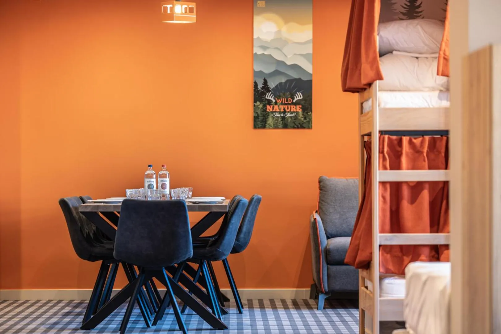 Dining area in Hotel Base Camp Lodge - Albertville