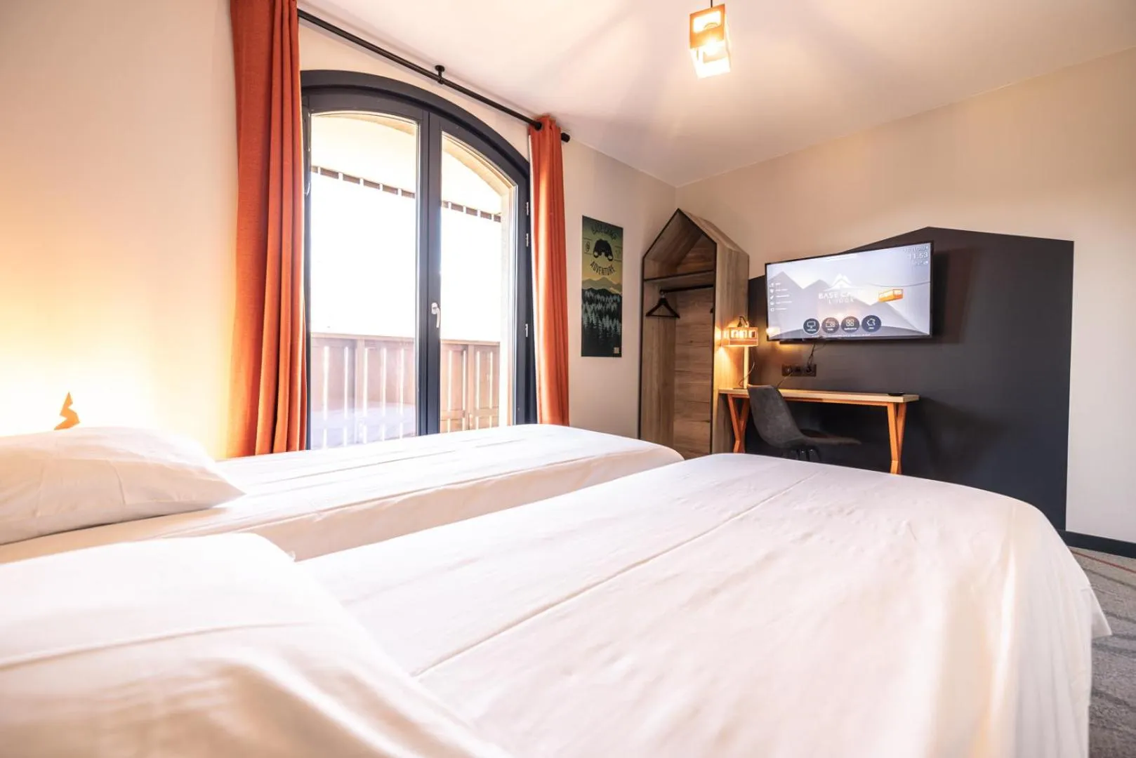 Bedroom, Bed in Hotel Base Camp Lodge - Albertville