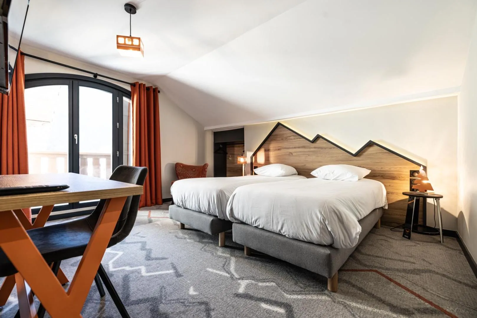 Photo of the whole room, Bed in Hotel Base Camp Lodge - Albertville