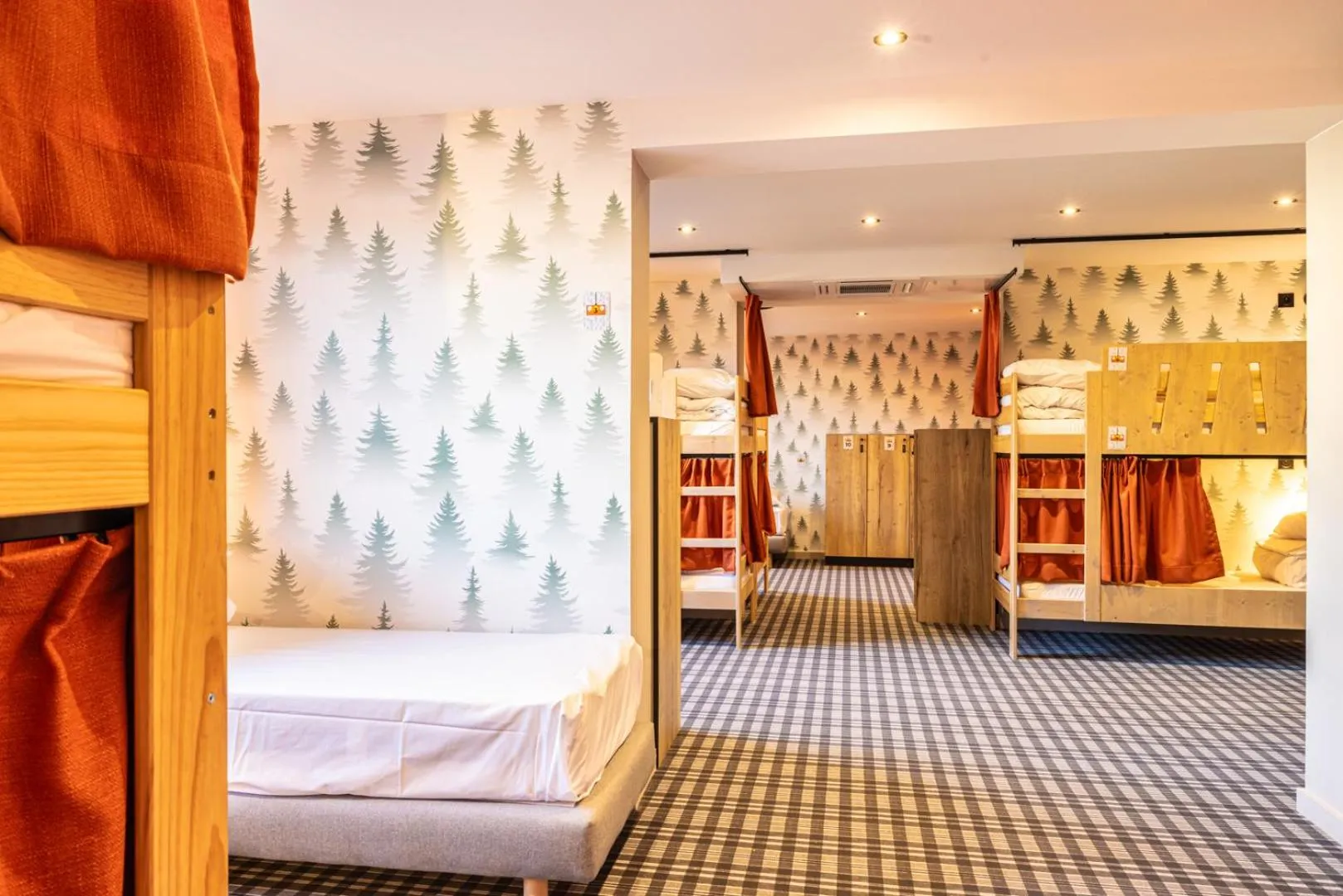 Photo of the whole room, Bed in Hotel Base Camp Lodge - Albertville